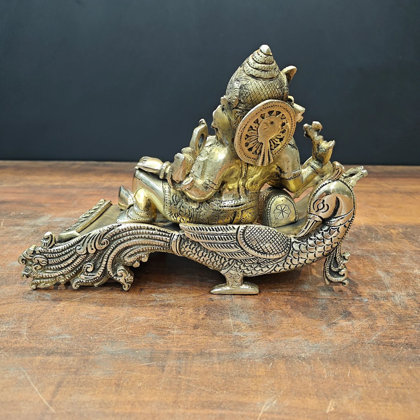 Brassaura® Reclining Ganesha Brass Idol on Peacock Chaise | Premium Solid Brass Lord Ganesha Statue | Handcrafted Antique Finish | Ganpati Murti for Home Temple, Living Room & Spiritual Décor | Height 7 Inches | 4.7 Kg
