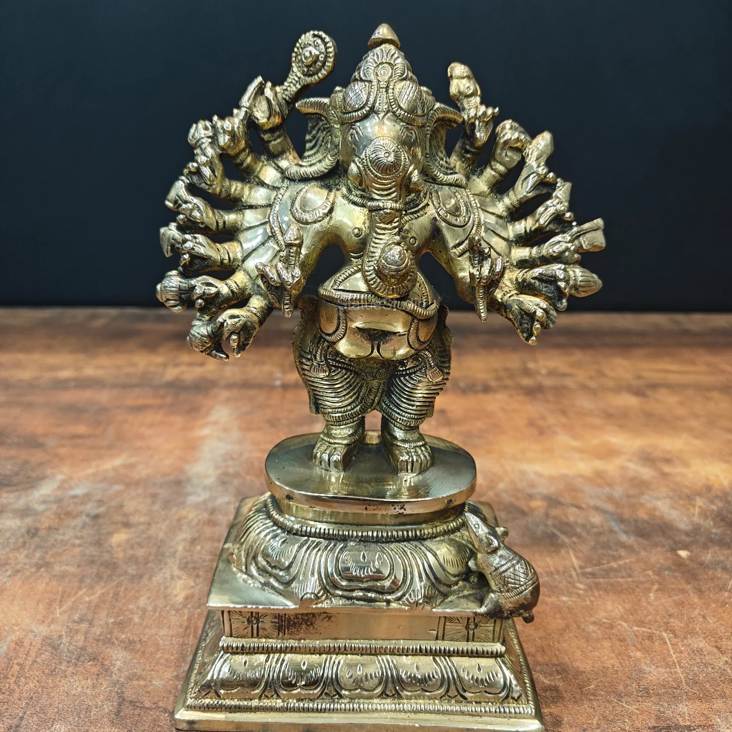 ब्रासोरा® वृंदावन वेणुगोपाल कृष्ण पीतल की प्रतिमा मोर के साथ | एंटीक नीला और सुनहरा रंग | ऊँचाई 20 इंच