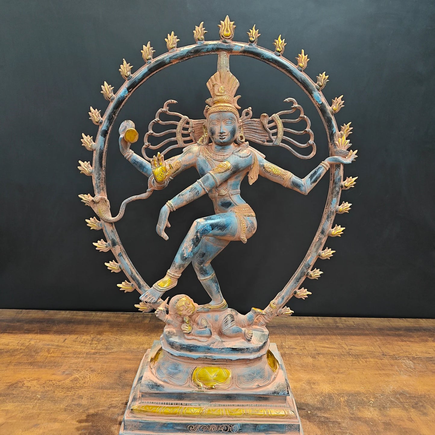 ब्रासोरा® वृंदावन वेणुगोपाल कृष्ण पीतल की प्रतिमा मोर के साथ | एंटीक नीला और सुनहरा रंग | ऊँचाई 20 इंच