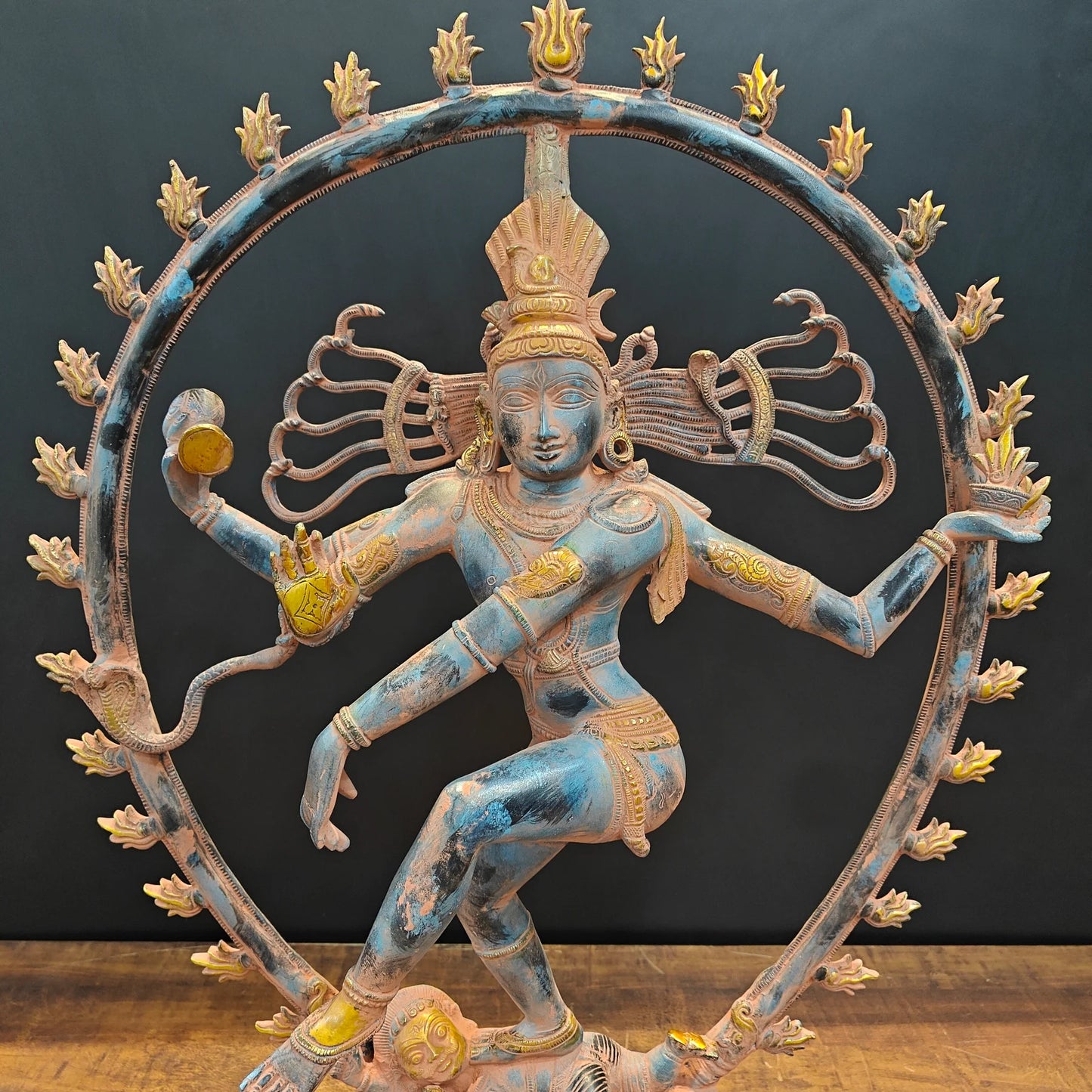 ब्रासोरा® वृंदावन वेणुगोपाल कृष्ण पीतल की प्रतिमा मोर के साथ | एंटीक नीला और सुनहरा रंग | ऊँचाई 20 इंच