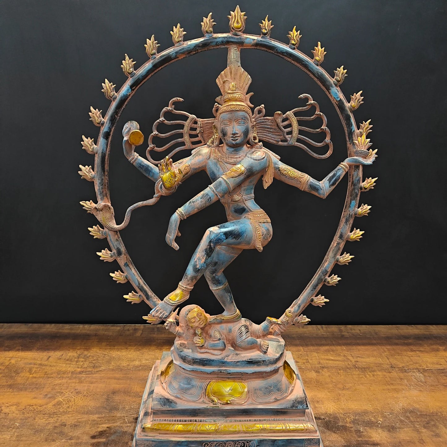 ब्रासोरा® वृंदावन वेणुगोपाल कृष्ण पीतल की प्रतिमा मोर के साथ | एंटीक नीला और सुनहरा रंग | ऊँचाई 20 इंच
