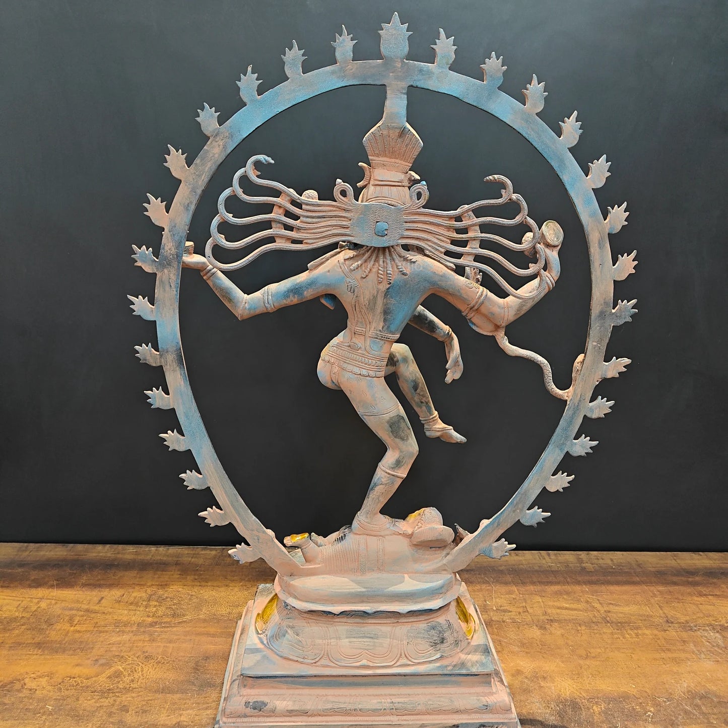 ब्रासोरा® वृंदावन वेणुगोपाल कृष्ण पीतल की प्रतिमा मोर के साथ | एंटीक नीला और सुनहरा रंग | ऊँचाई 20 इंच