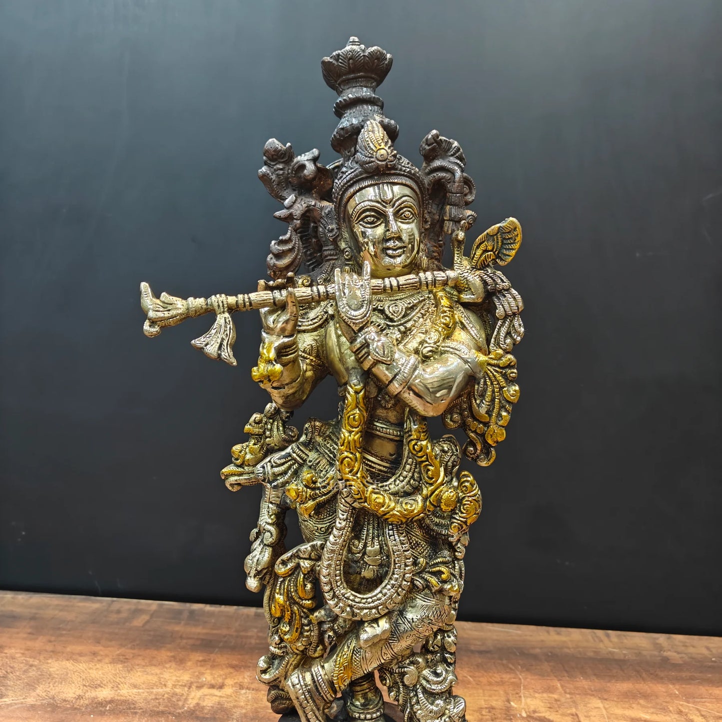 ब्रासोरा® वृंदावन वेणुगोपाल कृष्ण पीतल की प्रतिमा मोर के साथ | एंटीक नीला और सुनहरा रंग | ऊँचाई 20 इंच