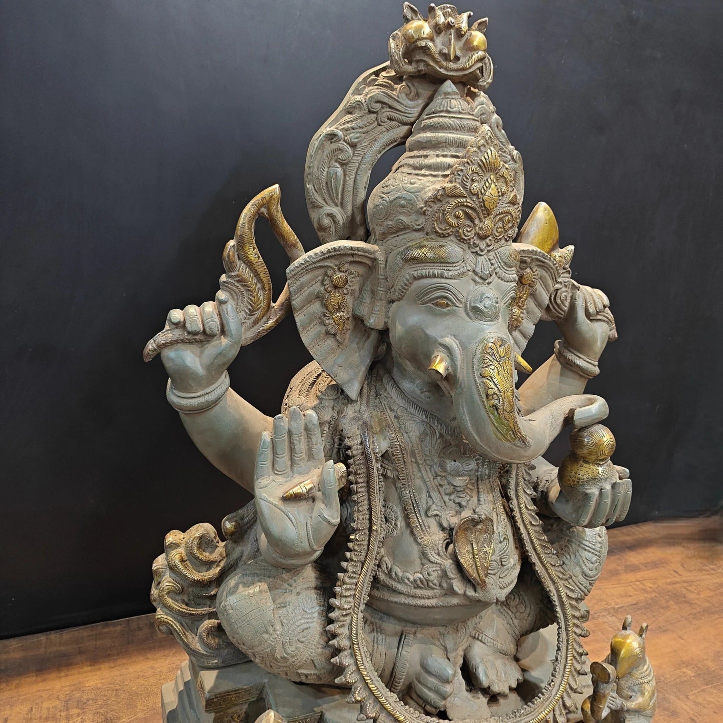 ब्रासोरा® वृंदावन वेणुगोपाल कृष्ण पीतल की प्रतिमा मोर के साथ | एंटीक नीला और सुनहरा रंग | ऊँचाई 20 इंच