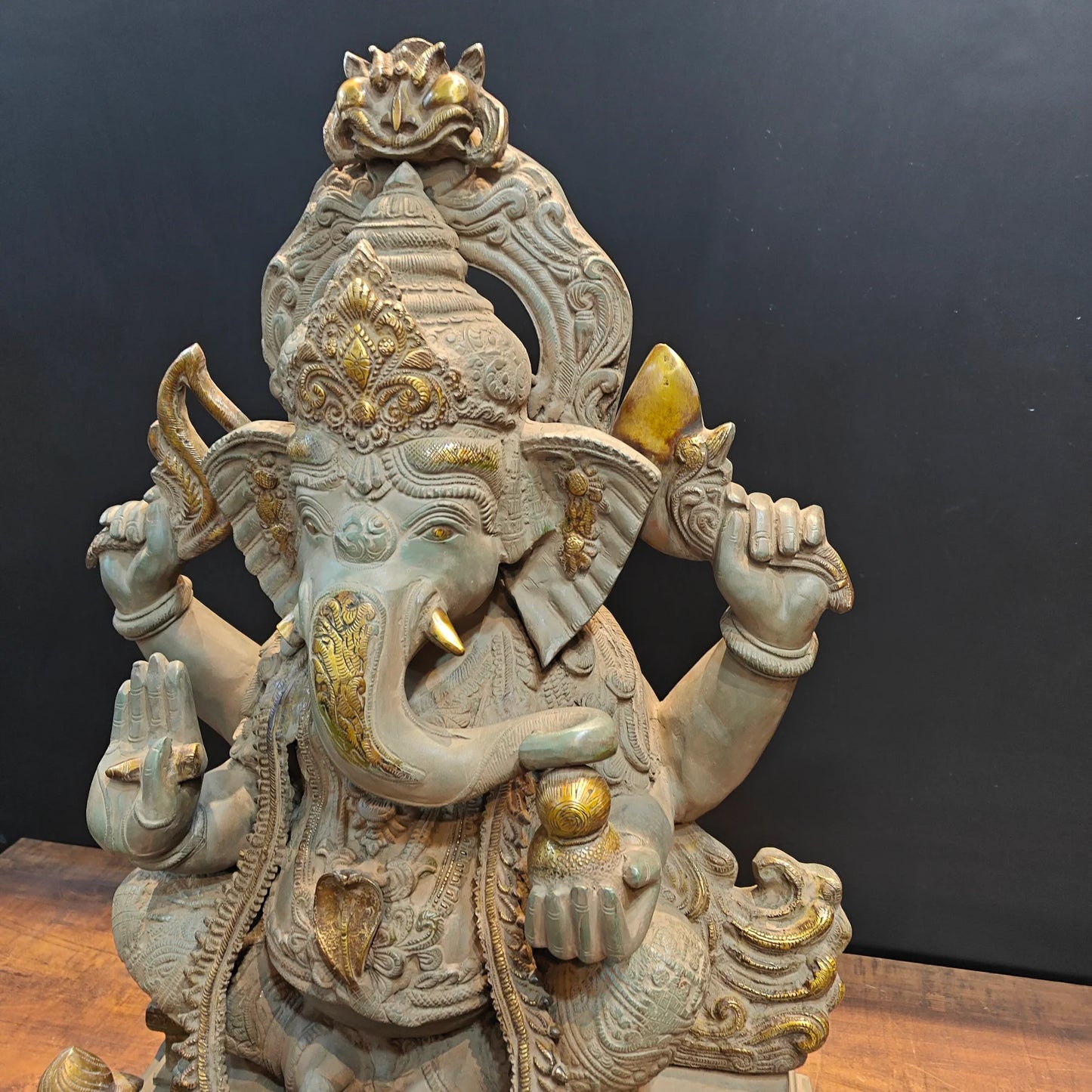 ब्रासोरा® वृंदावन वेणुगोपाल कृष्ण पीतल की प्रतिमा मोर के साथ | एंटीक नीला और सुनहरा रंग | ऊँचाई 20 इंच