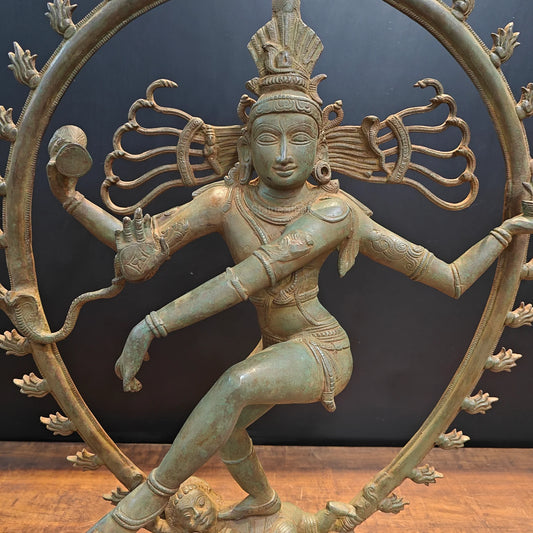 ब्रासोरा® वृंदावन वेणुगोपाल कृष्ण पीतल की प्रतिमा मोर के साथ | एंटीक नीला और सुनहरा रंग | ऊँचाई 20 इंच