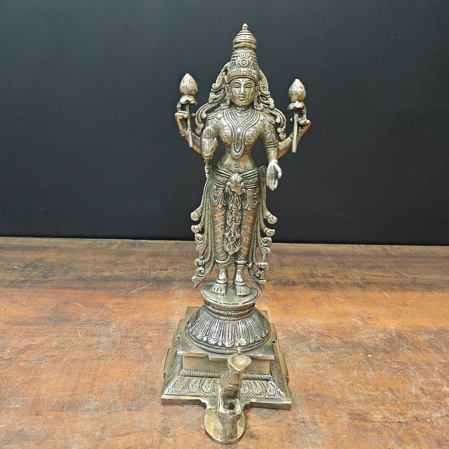 Brassaura® Brass Goddess Lakshmi Idol | Standing Lakshmi Devi Murti for Home Temple, Pooja Room, Spiritual Décor & Vastu | 14 Inches | 4.8 Kg