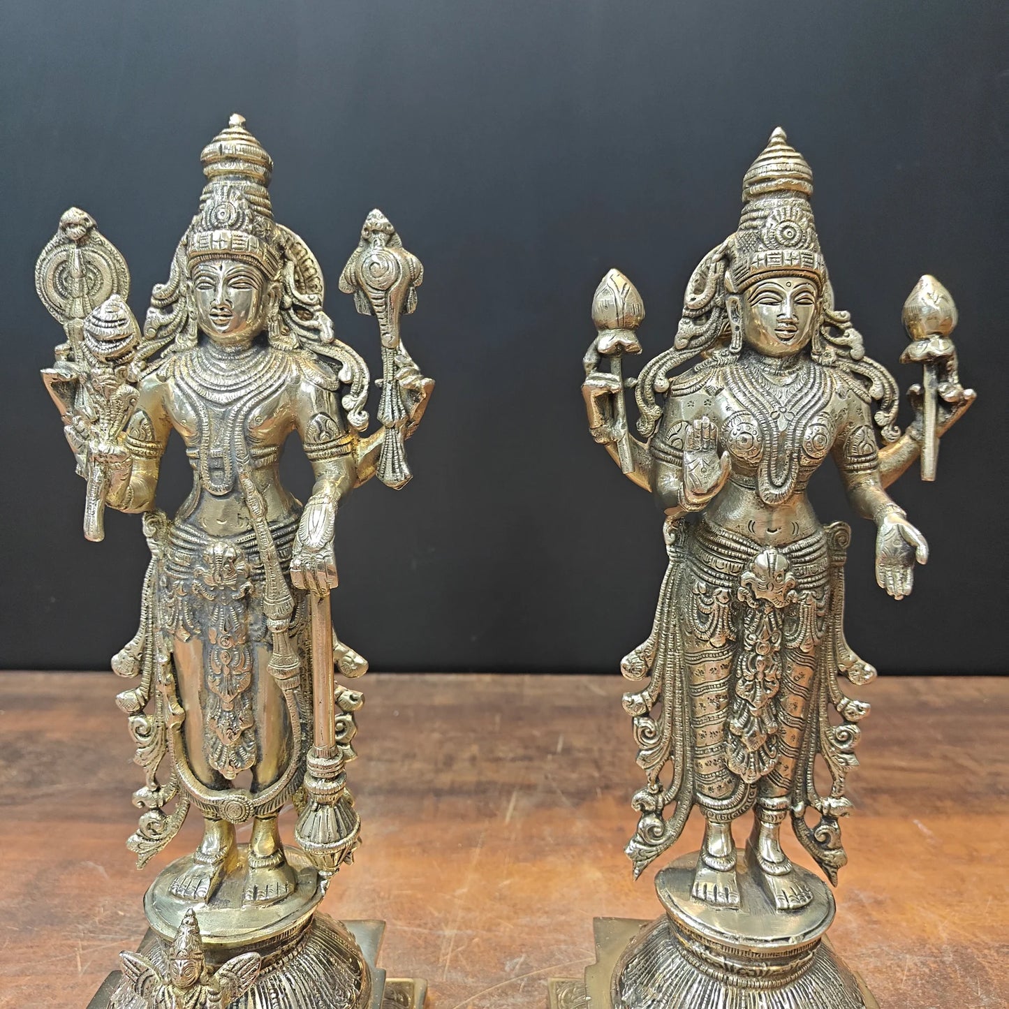 ब्रासोरा® वृंदावन वेणुगोपाल कृष्ण पीतल की प्रतिमा मोर के साथ | एंटीक नीला और सुनहरा रंग | ऊँचाई 20 इंच