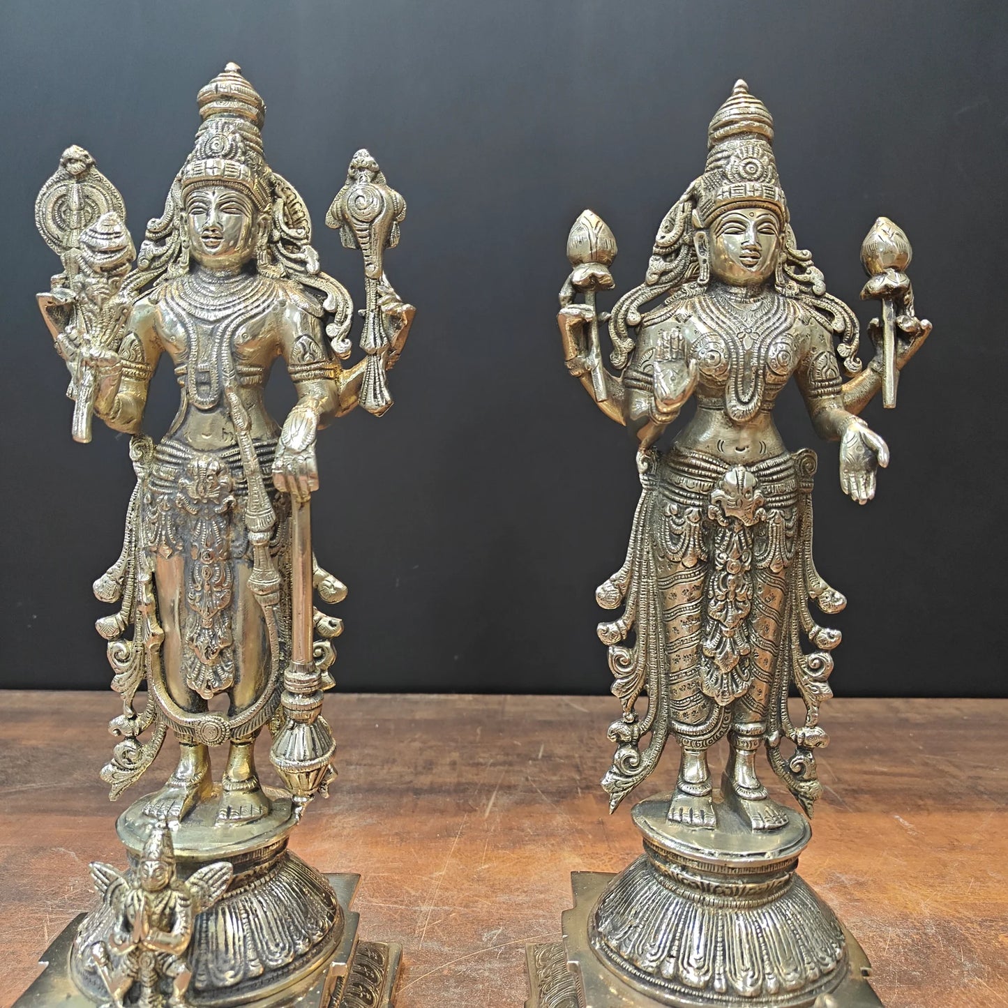 ब्रासोरा® वृंदावन वेणुगोपाल कृष्ण पीतल की प्रतिमा मोर के साथ | एंटीक नीला और सुनहरा रंग | ऊँचाई 20 इंच