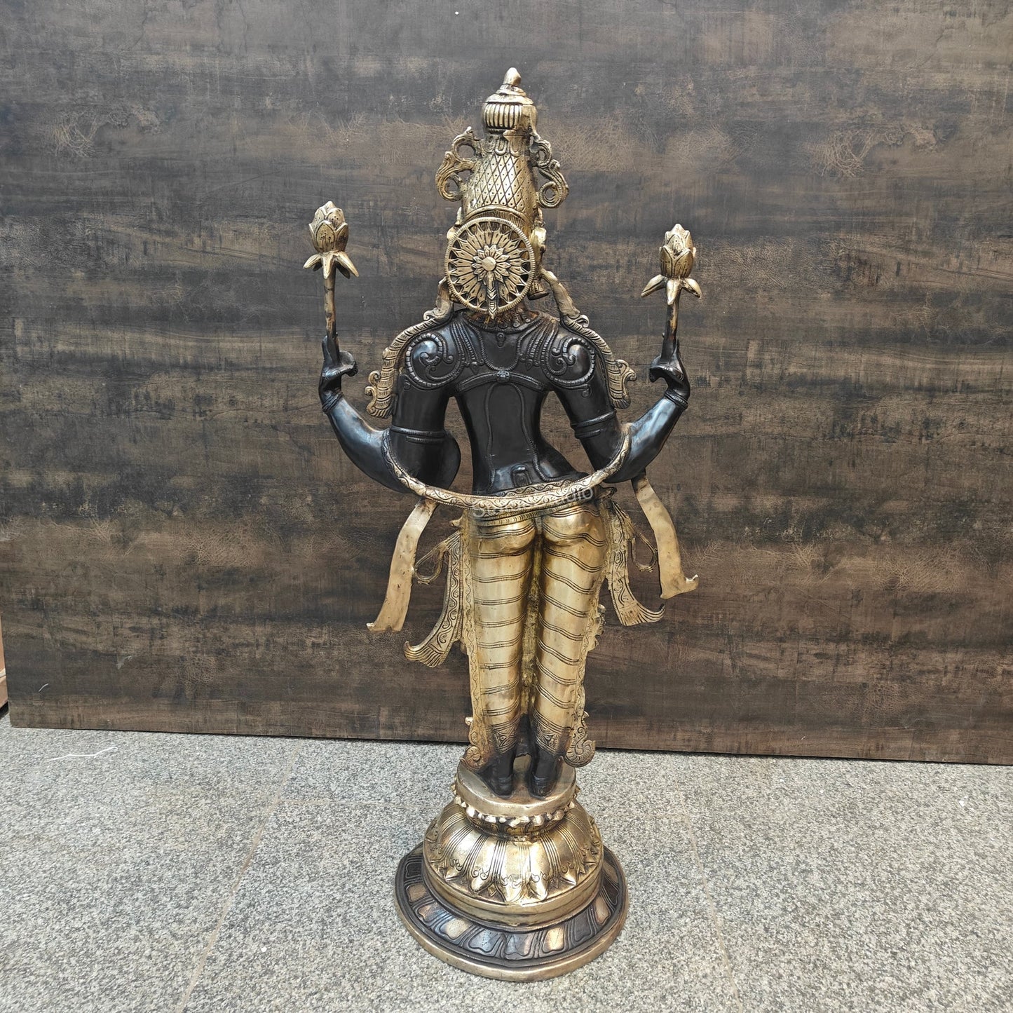 ब्रासोरा® वृंदावन वेणुगोपाल कृष्ण पीतल की प्रतिमा मोर के साथ | एंटीक नीला और सुनहरा रंग | ऊँचाई 20 इंच