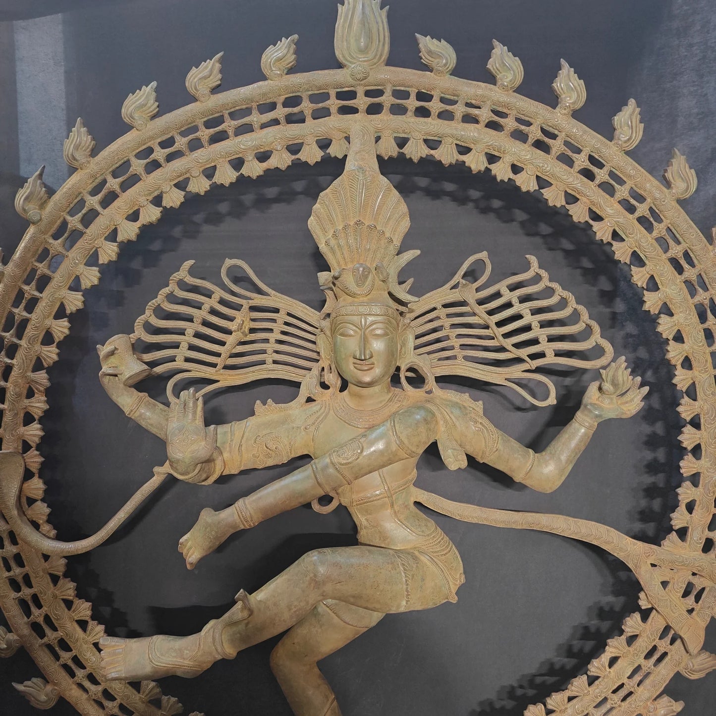 ब्रासोरा® वृंदावन वेणुगोपाल कृष्ण पीतल की प्रतिमा मोर के साथ | एंटीक नीला और सुनहरा रंग | ऊँचाई 20 इंच