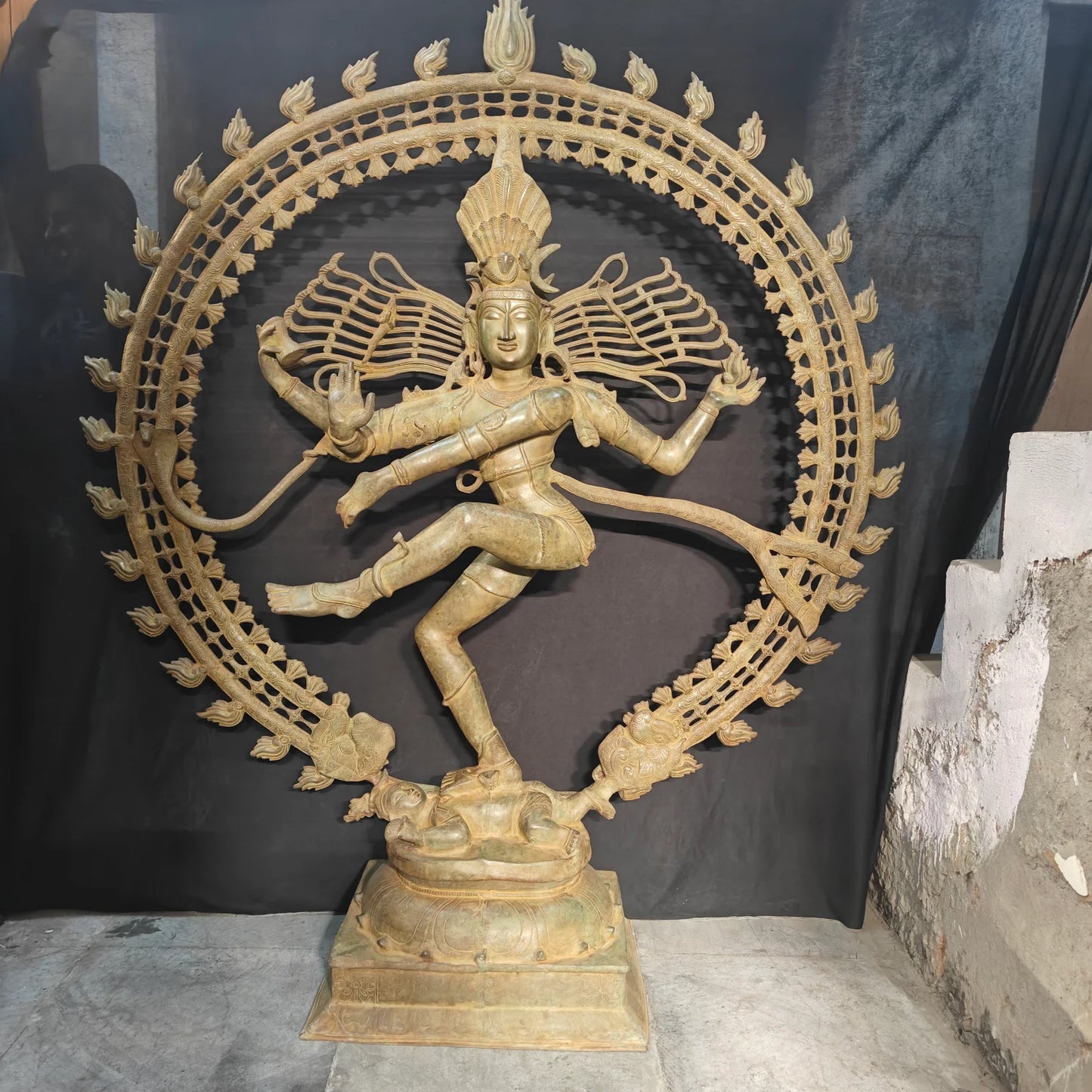 ब्रासोरा® वृंदावन वेणुगोपाल कृष्ण पीतल की प्रतिमा मोर के साथ | एंटीक नीला और सुनहरा रंग | ऊँचाई 20 इंच