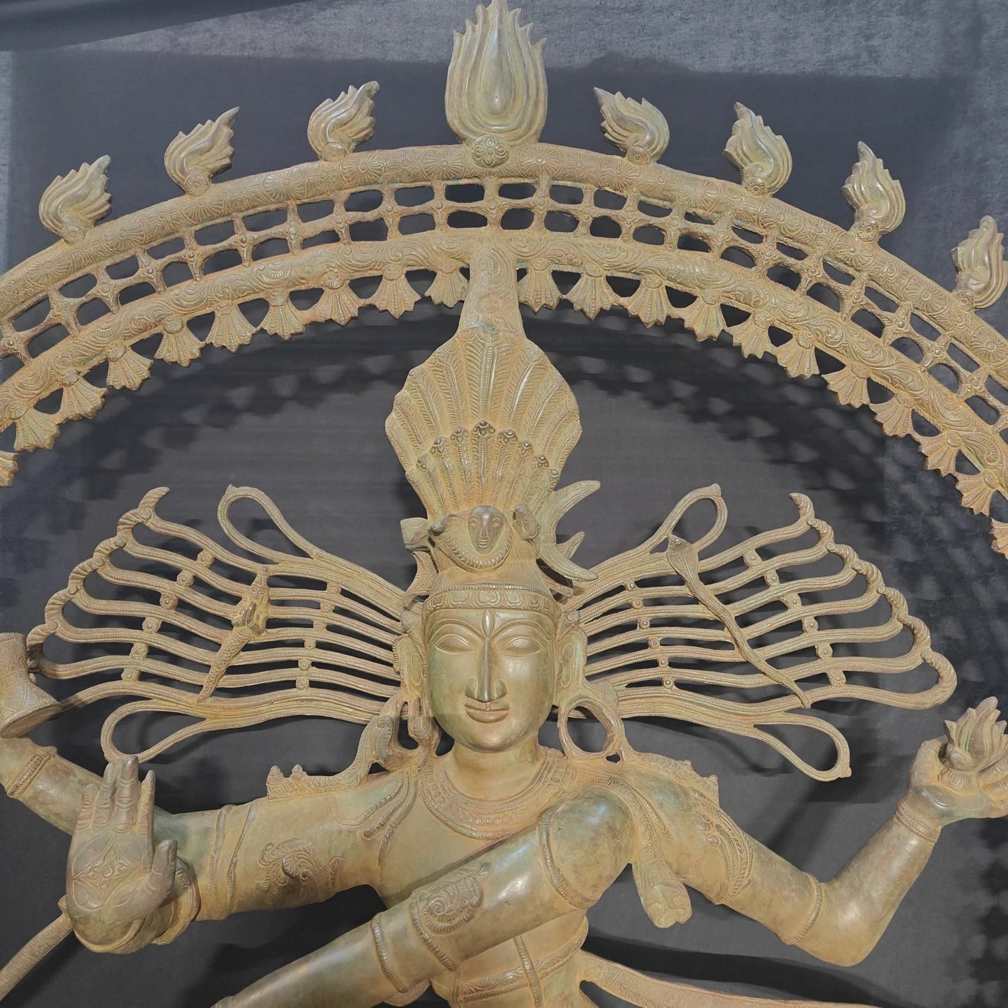 ब्रासोरा® वृंदावन वेणुगोपाल कृष्ण पीतल की प्रतिमा मोर के साथ | एंटीक नीला और सुनहरा रंग | ऊँचाई 20 इंच