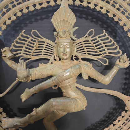 ब्रासोरा® वृंदावन वेणुगोपाल कृष्ण पीतल की प्रतिमा मोर के साथ | एंटीक नीला और सुनहरा रंग | ऊँचाई 20 इंच
