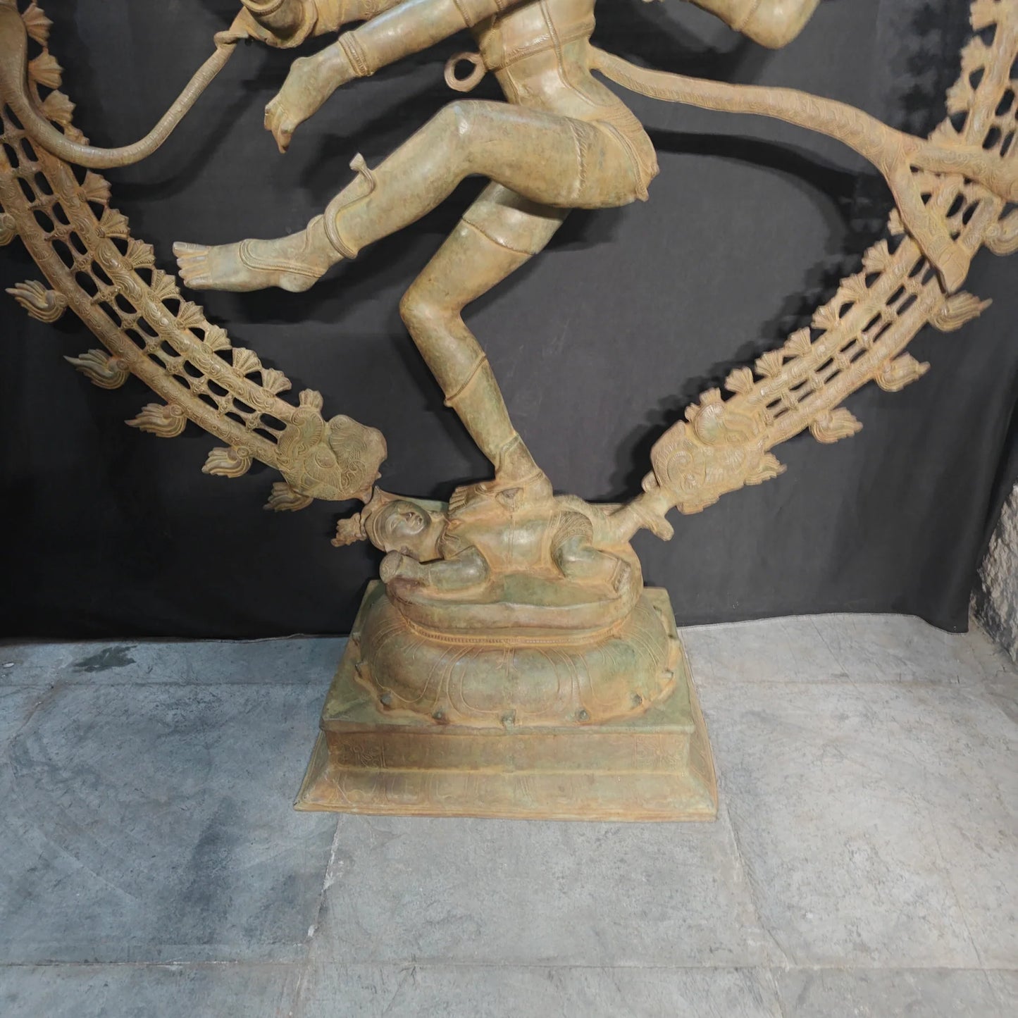 ब्रासोरा® वृंदावन वेणुगोपाल कृष्ण पीतल की प्रतिमा मोर के साथ | एंटीक नीला और सुनहरा रंग | ऊँचाई 20 इंच