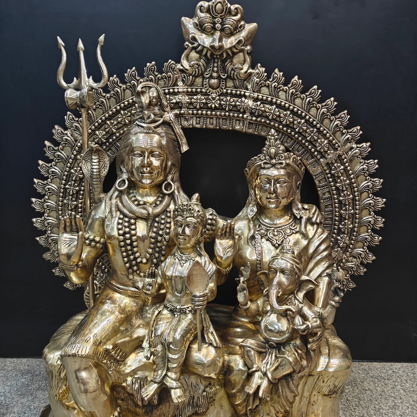 ब्रासोरा® वृंदावन वेणुगोपाल कृष्ण पीतल की प्रतिमा मोर के साथ | एंटीक नीला और सुनहरा रंग | ऊँचाई 20 इंच