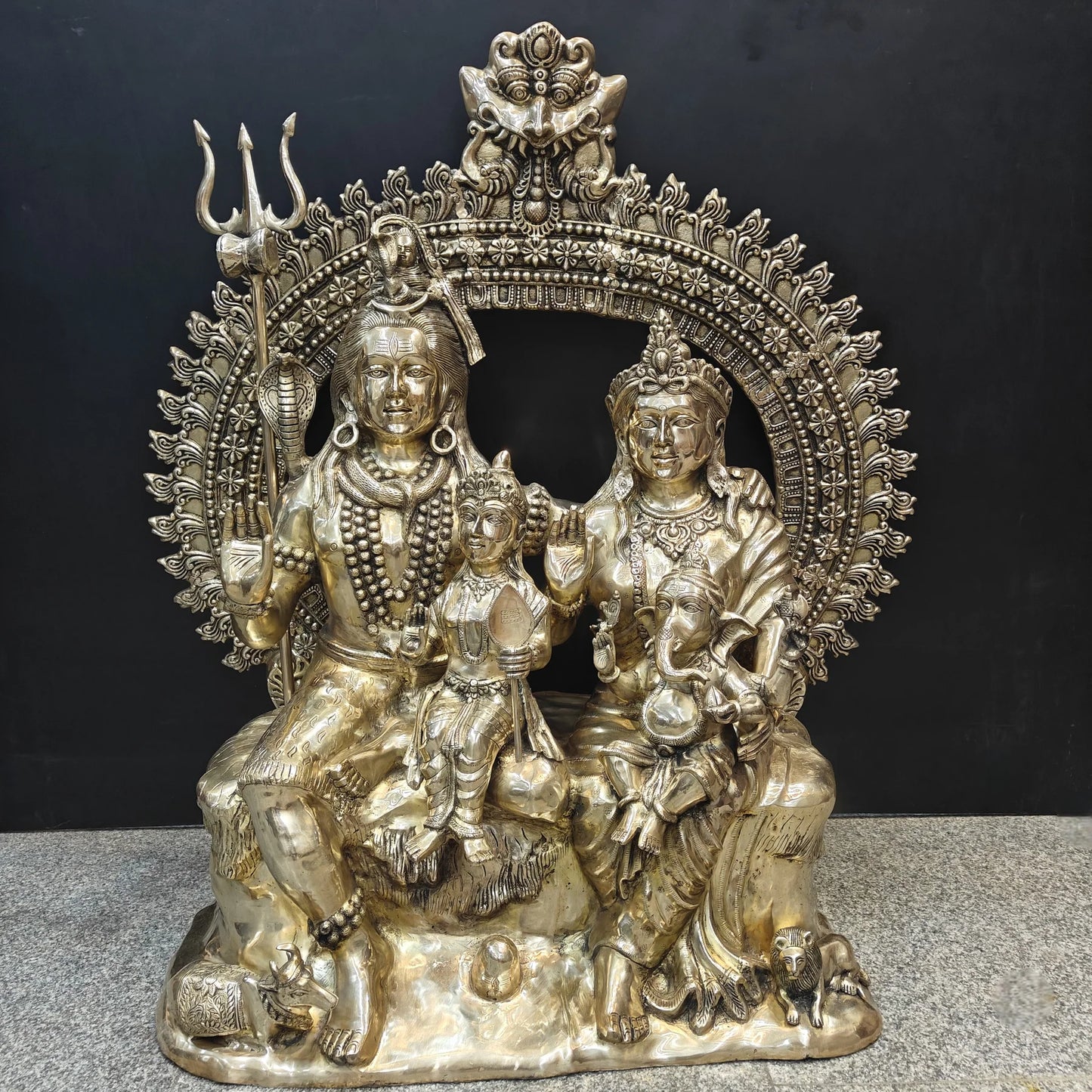 ब्रासोरा® वृंदावन वेणुगोपाल कृष्ण पीतल की प्रतिमा मोर के साथ | एंटीक नीला और सुनहरा रंग | ऊँचाई 20 इंच