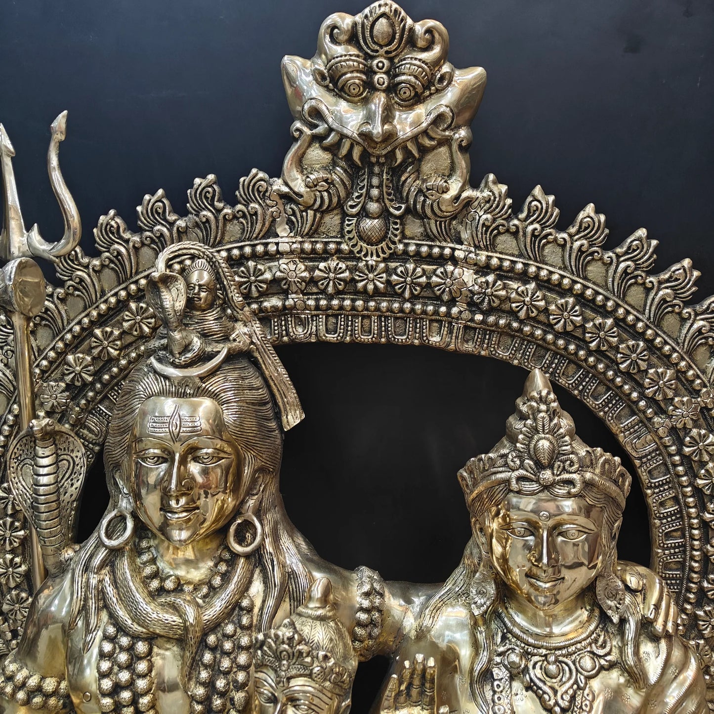 ब्रासोरा® वृंदावन वेणुगोपाल कृष्ण पीतल की प्रतिमा मोर के साथ | एंटीक नीला और सुनहरा रंग | ऊँचाई 20 इंच