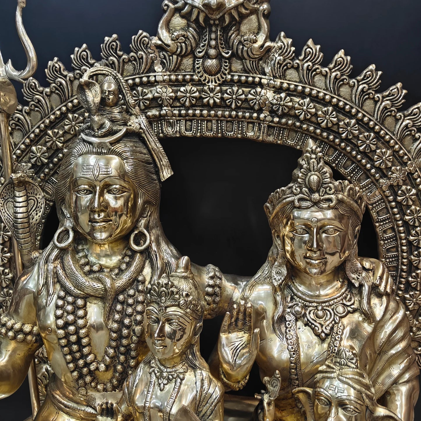 ब्रासोरा® वृंदावन वेणुगोपाल कृष्ण पीतल की प्रतिमा मोर के साथ | एंटीक नीला और सुनहरा रंग | ऊँचाई 20 इंच