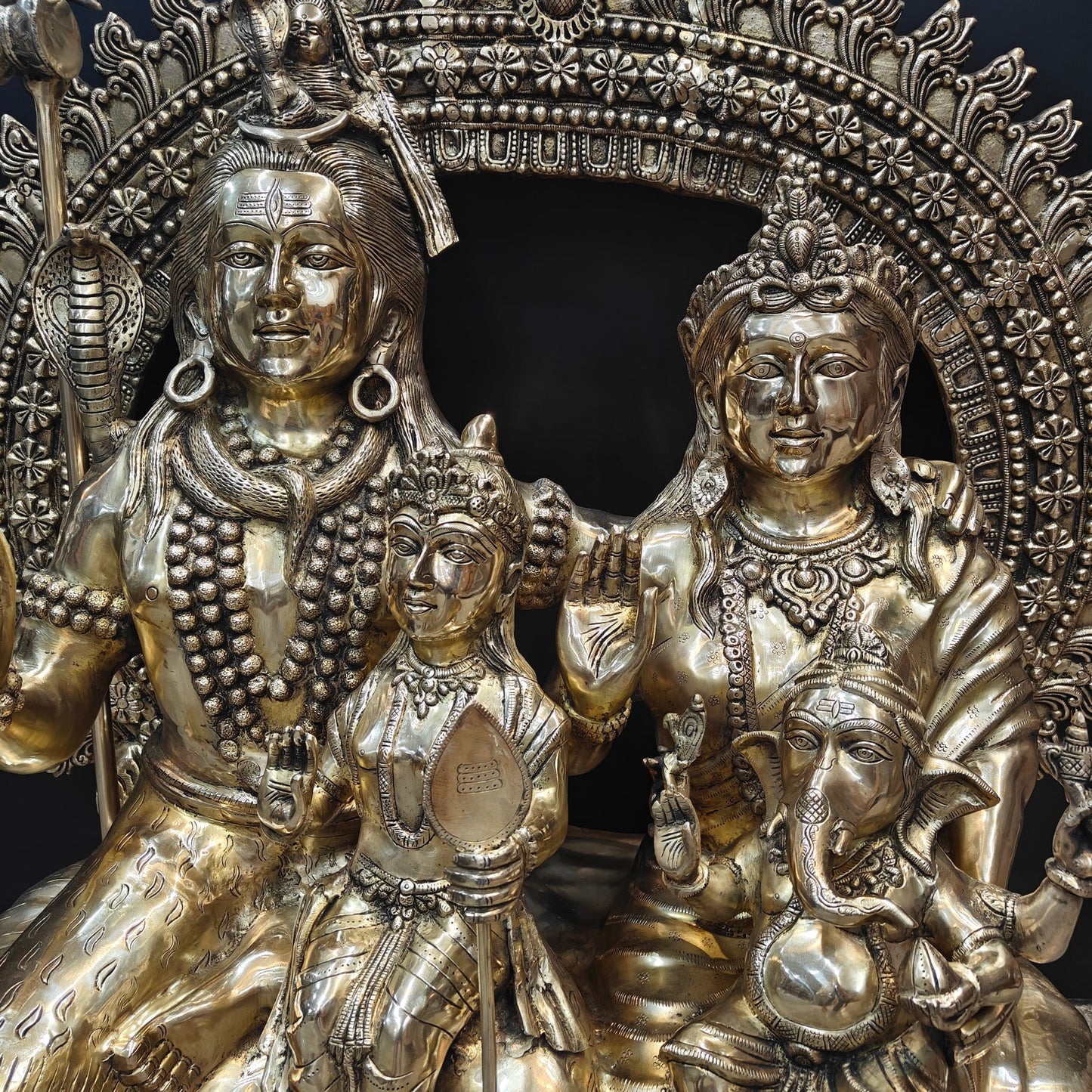 ब्रासोरा® वृंदावन वेणुगोपाल कृष्ण पीतल की प्रतिमा मोर के साथ | एंटीक नीला और सुनहरा रंग | ऊँचाई 20 इंच
