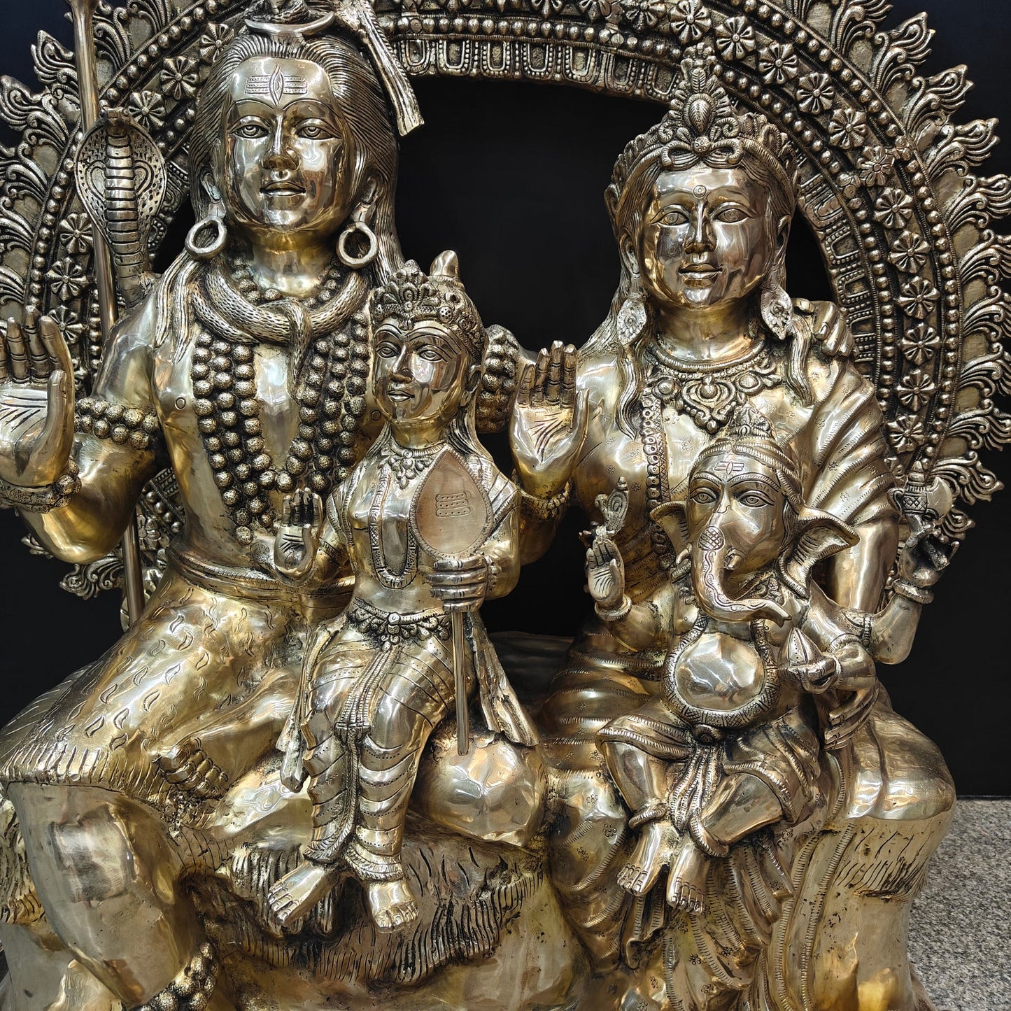ब्रासोरा® वृंदावन वेणुगोपाल कृष्ण पीतल की प्रतिमा मोर के साथ | एंटीक नीला और सुनहरा रंग | ऊँचाई 20 इंच