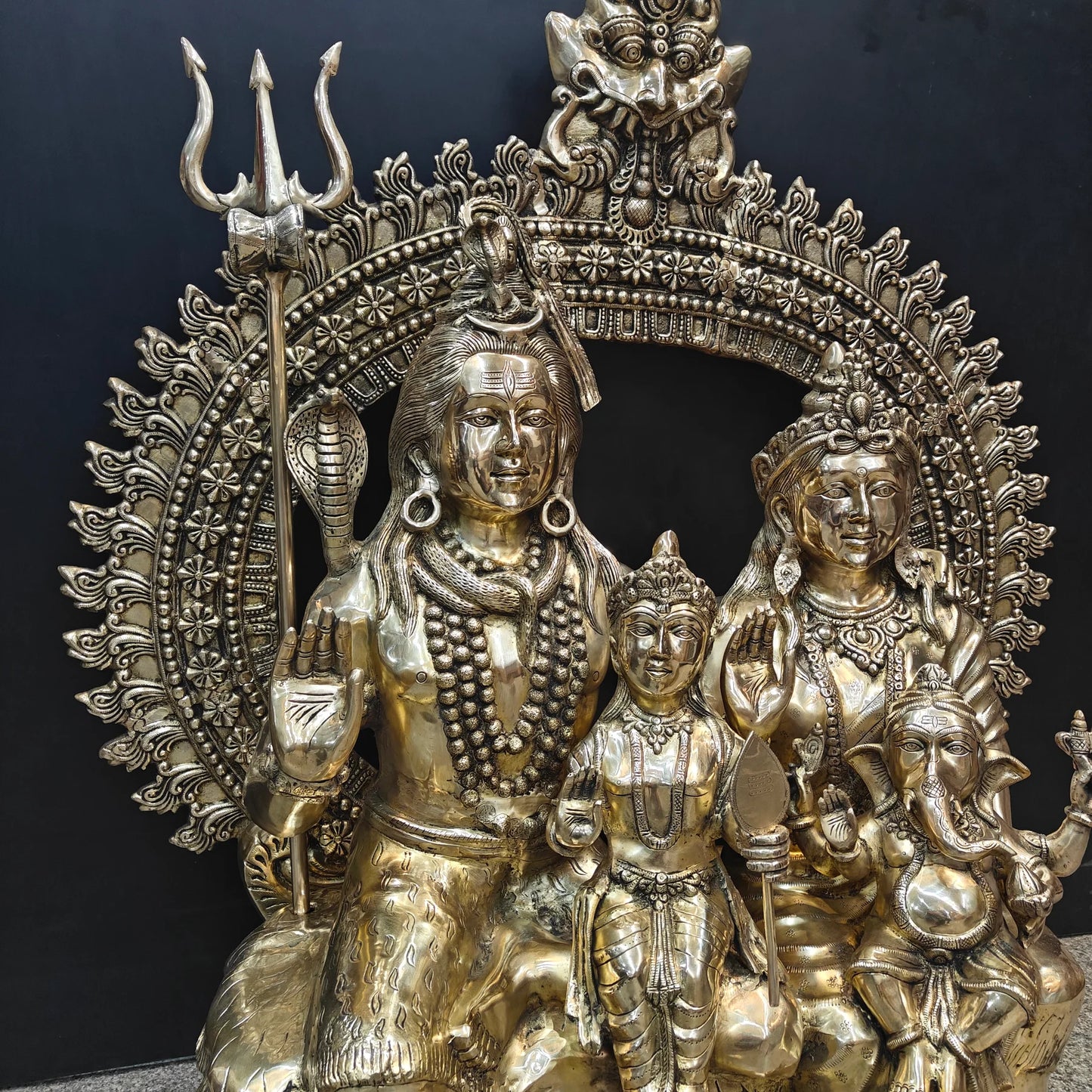 ब्रासोरा® वृंदावन वेणुगोपाल कृष्ण पीतल की प्रतिमा मोर के साथ | एंटीक नीला और सुनहरा रंग | ऊँचाई 20 इंच