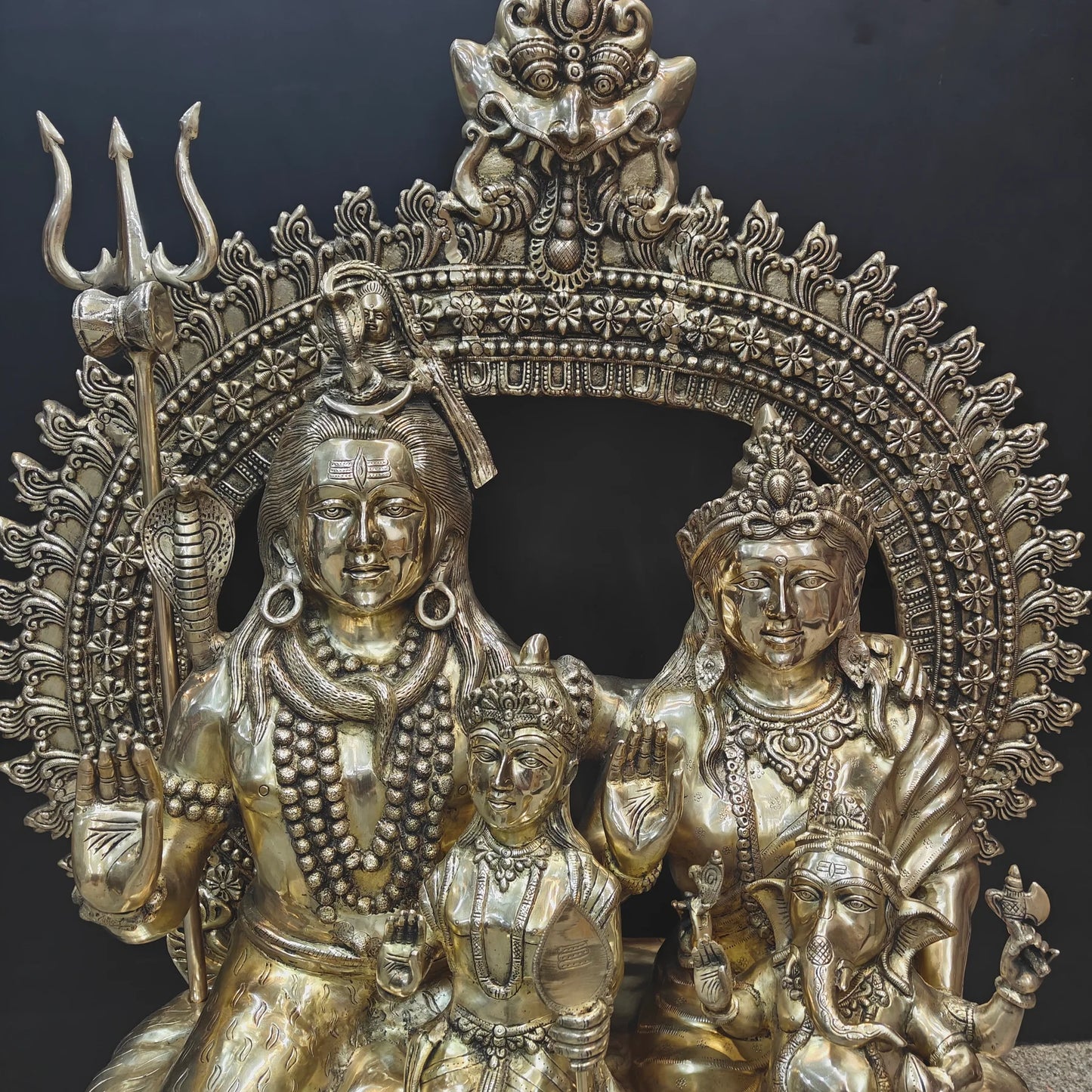 ब्रासोरा® वृंदावन वेणुगोपाल कृष्ण पीतल की प्रतिमा मोर के साथ | एंटीक नीला और सुनहरा रंग | ऊँचाई 20 इंच