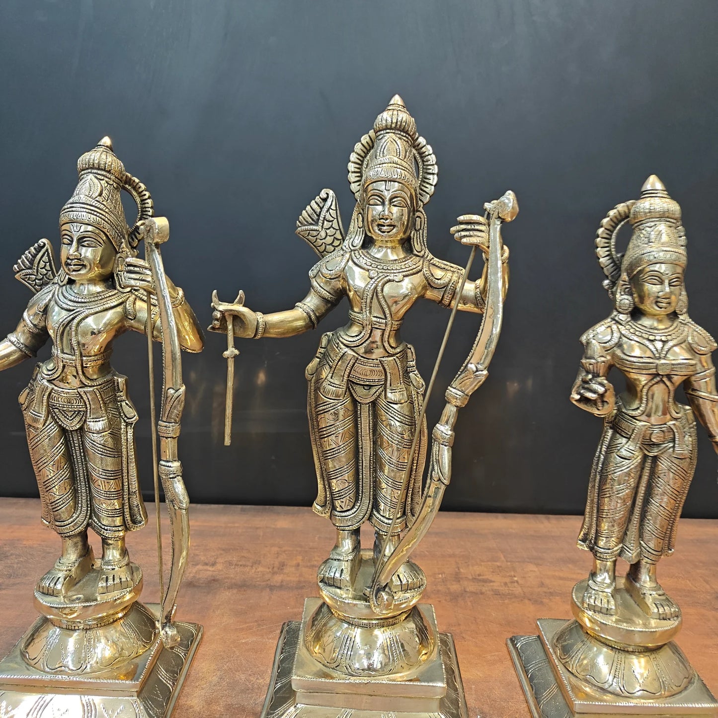 ब्रासोरा® वृंदावन वेणुगोपाल कृष्ण पीतल की प्रतिमा मोर के साथ | एंटीक नीला और सुनहरा रंग | ऊँचाई 20 इंच