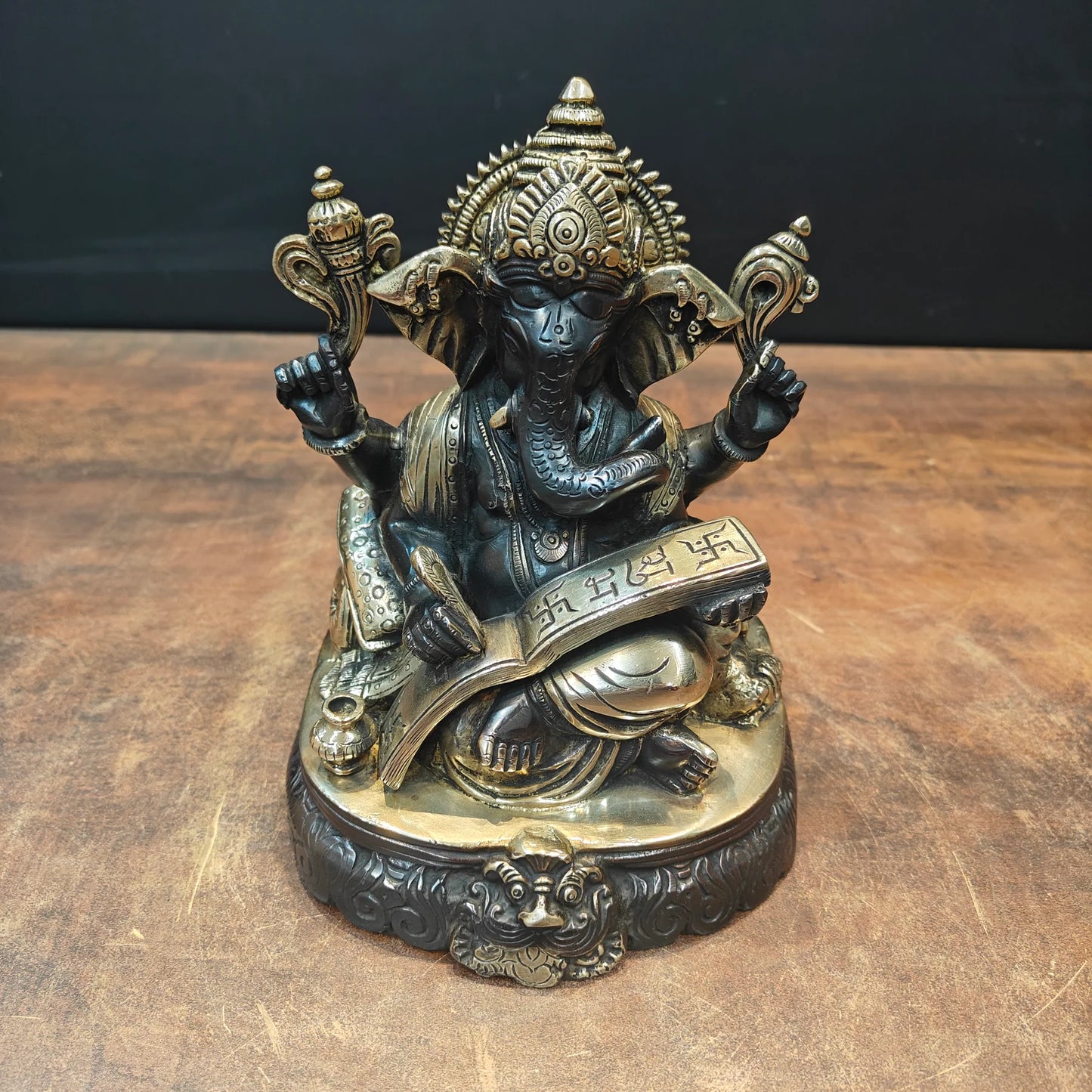 ब्रासोरा® वृंदावन वेणुगोपाल कृष्ण पीतल की प्रतिमा मोर के साथ | एंटीक नीला और सुनहरा रंग | ऊँचाई 20 इंच
