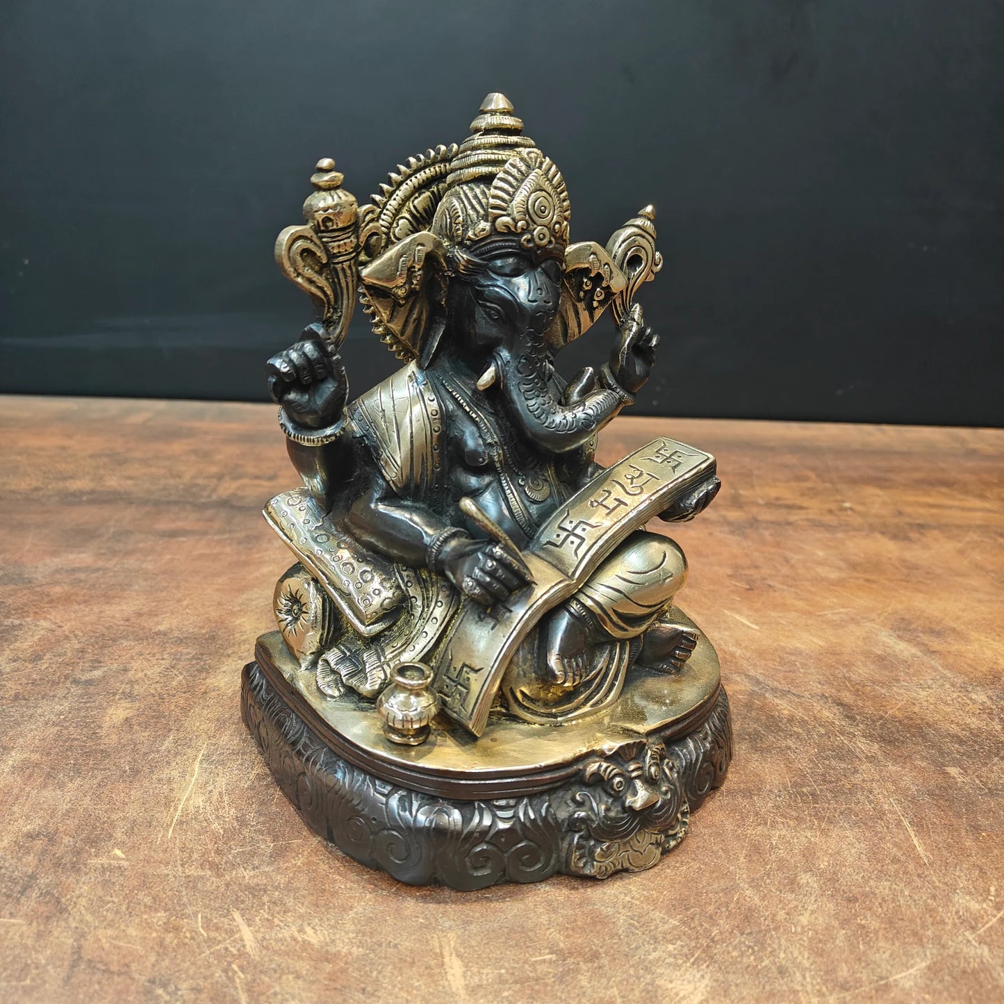 ब्रासोरा® वृंदावन वेणुगोपाल कृष्ण पीतल की प्रतिमा मोर के साथ | एंटीक नीला और सुनहरा रंग | ऊँचाई 20 इंच