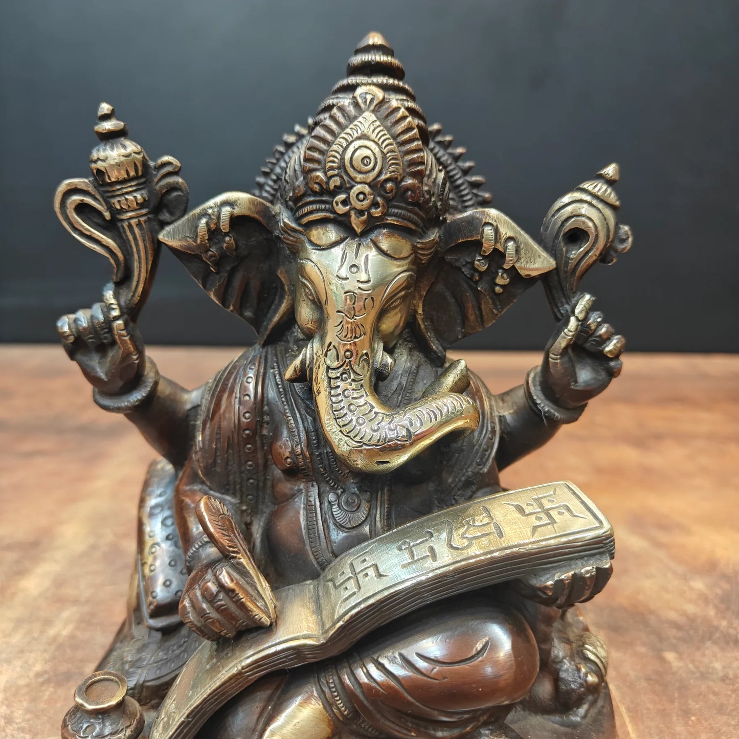 ब्रासोरा® वृंदावन वेणुगोपाल कृष्ण पीतल की प्रतिमा मोर के साथ | एंटीक नीला और सुनहरा रंग | ऊँचाई 20 इंच