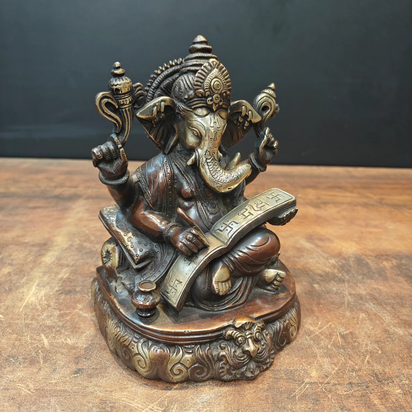 ब्रासोरा® वृंदावन वेणुगोपाल कृष्ण पीतल की प्रतिमा मोर के साथ | एंटीक नीला और सुनहरा रंग | ऊँचाई 20 इंच