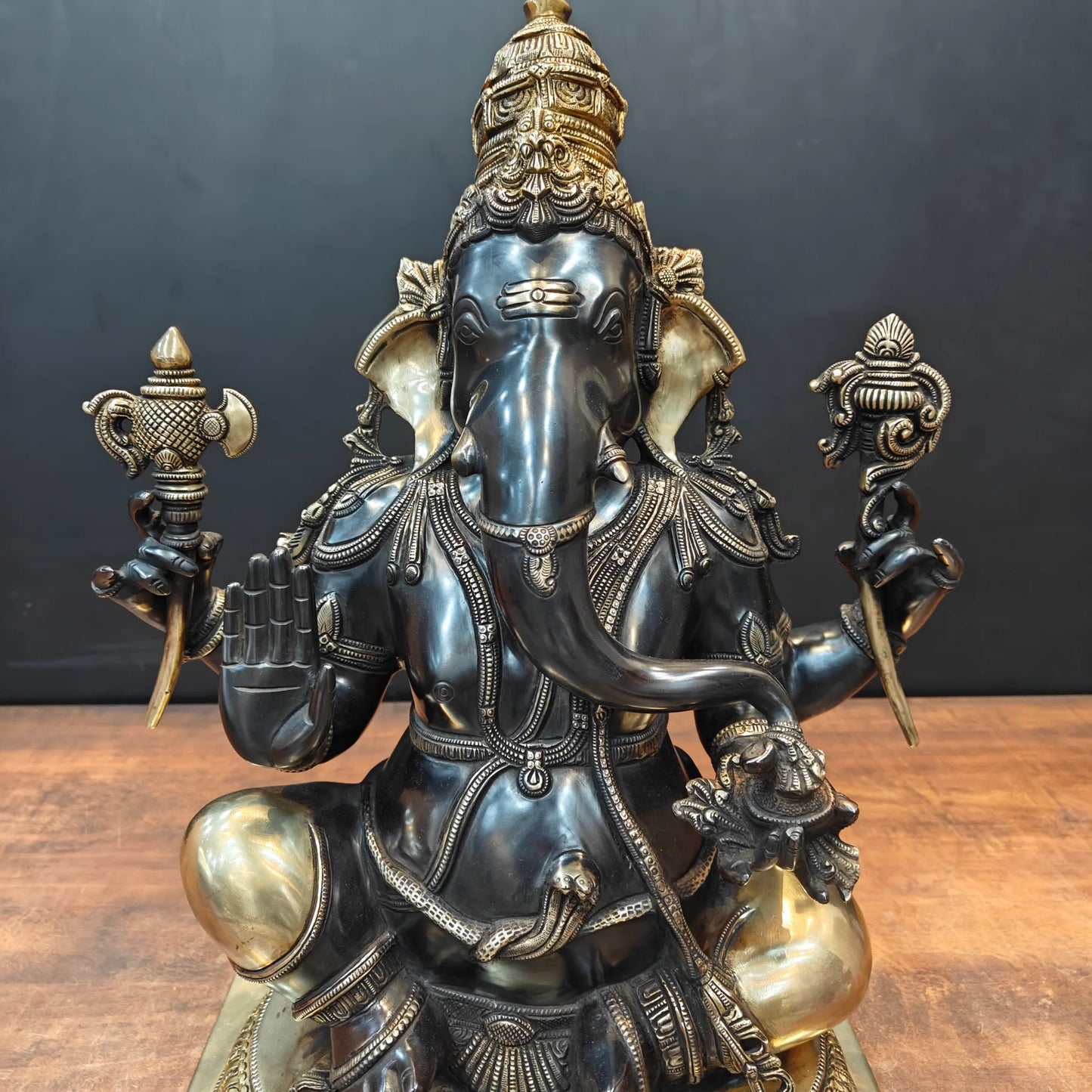 ब्रासोरा® वृंदावन वेणुगोपाल कृष्ण पीतल की प्रतिमा मोर के साथ | एंटीक नीला और सुनहरा रंग | ऊँचाई 20 इंच