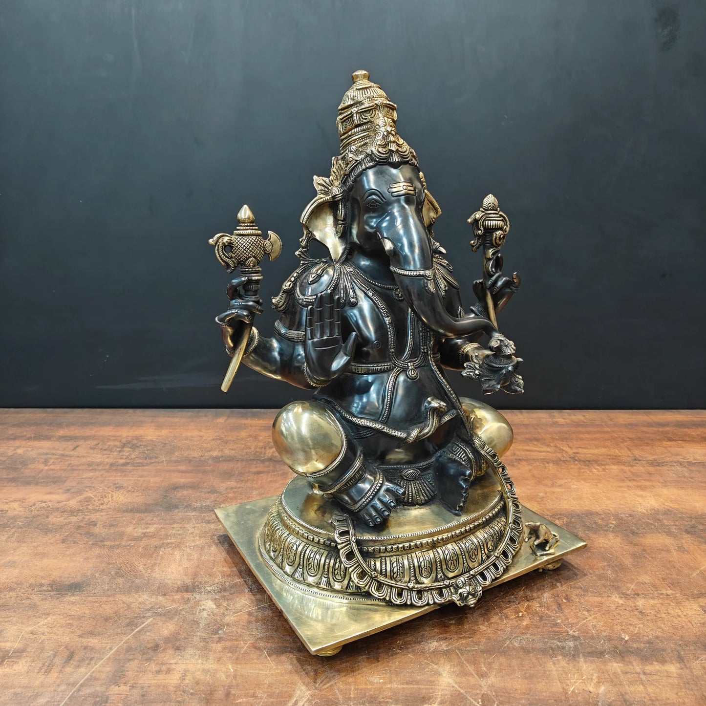 ब्रासोरा® वृंदावन वेणुगोपाल कृष्ण पीतल की प्रतिमा मोर के साथ | एंटीक नीला और सुनहरा रंग | ऊँचाई 20 इंच