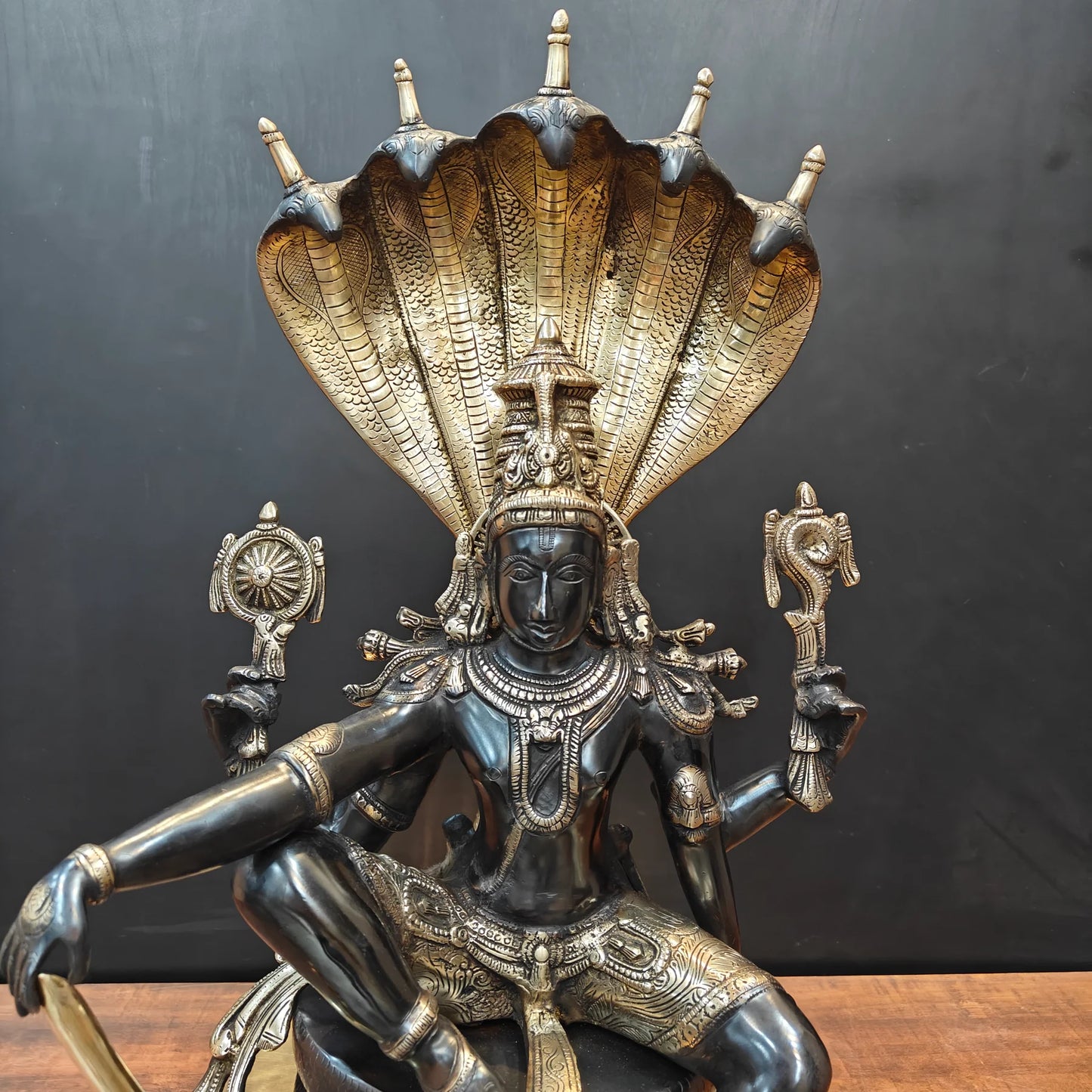 ब्रासोरा® वृंदावन वेणुगोपाल कृष्ण पीतल की प्रतिमा मोर के साथ | एंटीक नीला और सुनहरा रंग | ऊँचाई 20 इंच