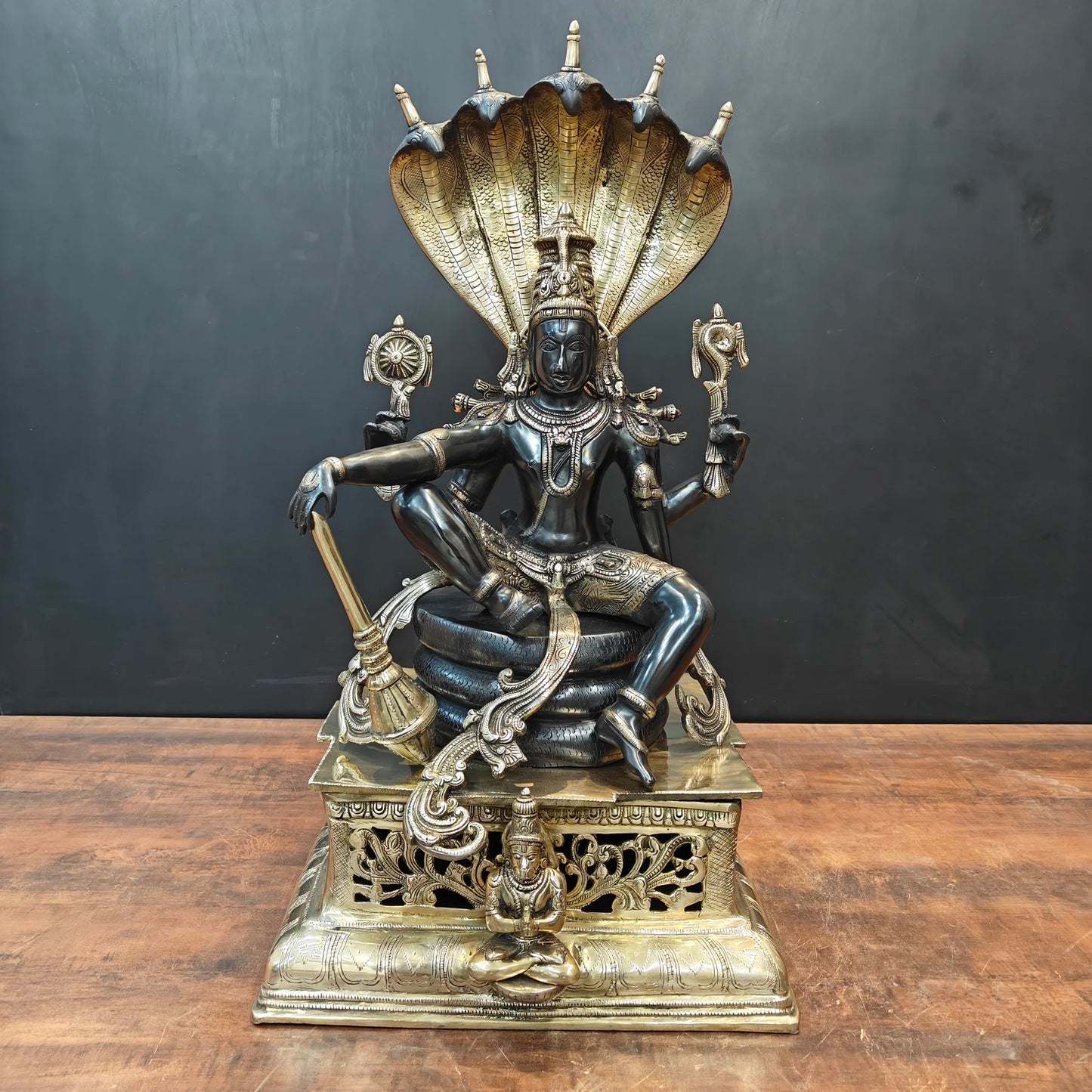ब्रासोरा® वृंदावन वेणुगोपाल कृष्ण पीतल की प्रतिमा मोर के साथ | एंटीक नीला और सुनहरा रंग | ऊँचाई 20 इंच
