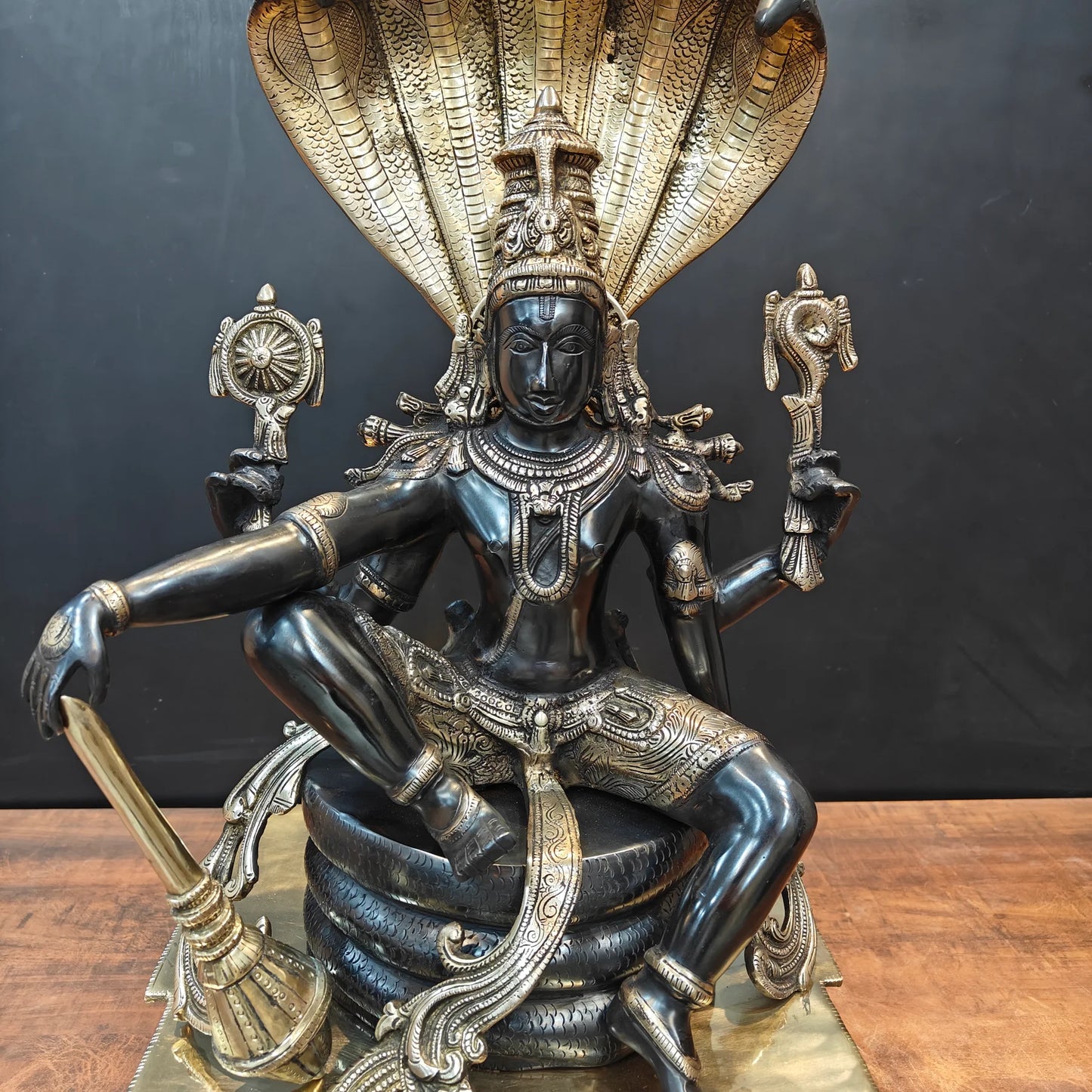 ब्रासोरा® वृंदावन वेणुगोपाल कृष्ण पीतल की प्रतिमा मोर के साथ | एंटीक नीला और सुनहरा रंग | ऊँचाई 20 इंच