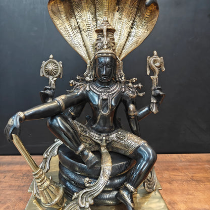 ब्रासोरा® वृंदावन वेणुगोपाल कृष्ण पीतल की प्रतिमा मोर के साथ | एंटीक नीला और सुनहरा रंग | ऊँचाई 20 इंच