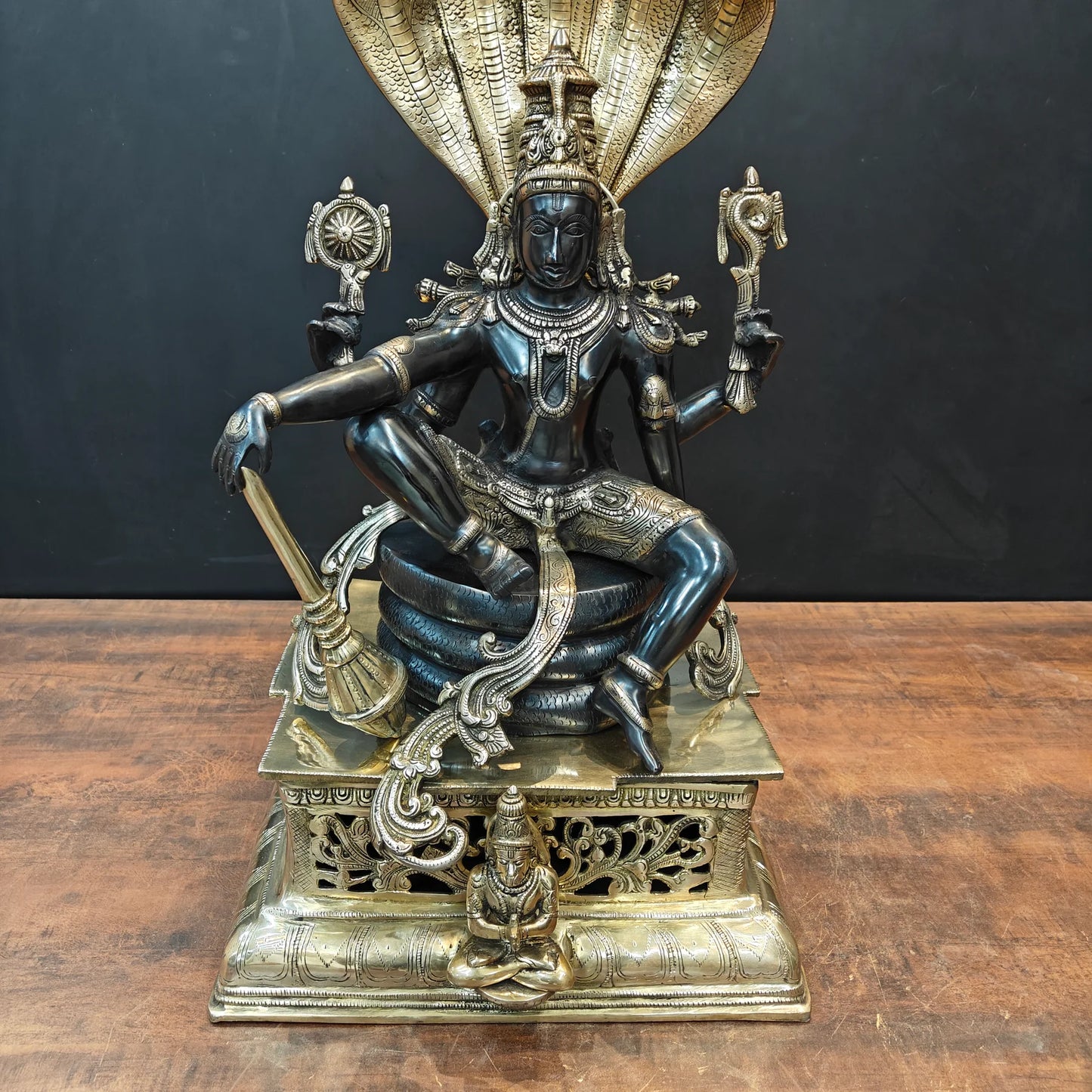 ब्रासोरा® वृंदावन वेणुगोपाल कृष्ण पीतल की प्रतिमा मोर के साथ | एंटीक नीला और सुनहरा रंग | ऊँचाई 20 इंच