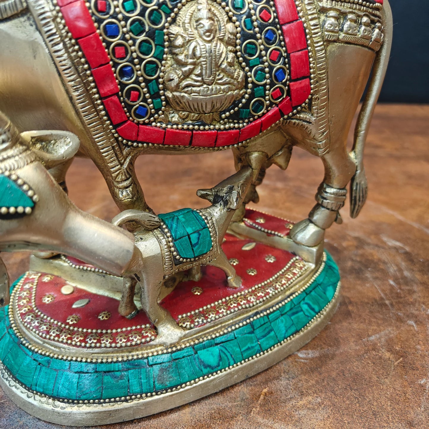 Brassaura® Handmade Brass Kamadhenu Cow with Calf Statue | Inlaid Stone Decorative Idol | Sacred Cow & Calf Murti for Home, Pooja Room, Temple & Vastu | 7 Inch | 3.8 Kg