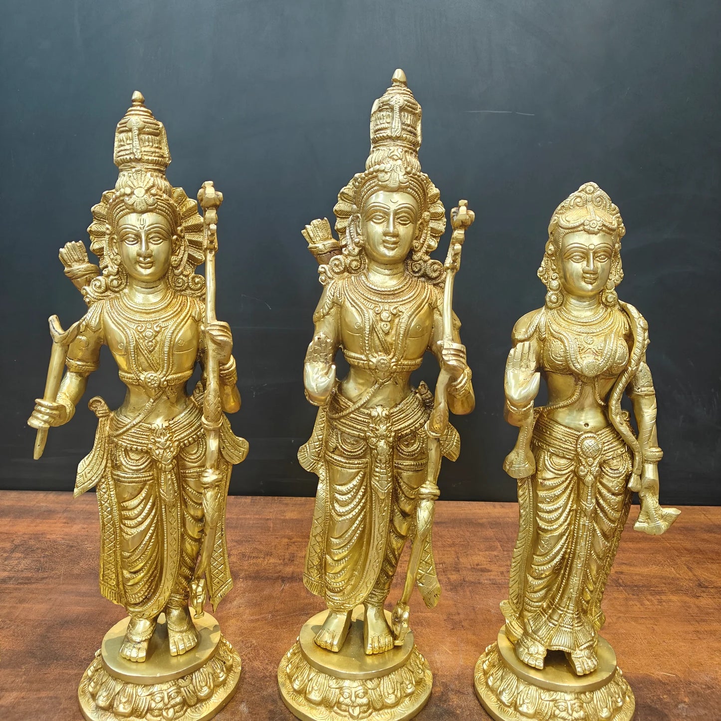 ब्रासोरा® वृंदावन वेणुगोपाल कृष्ण पीतल की प्रतिमा मोर के साथ | एंटीक नीला और सुनहरा रंग | ऊँचाई 20 इंच