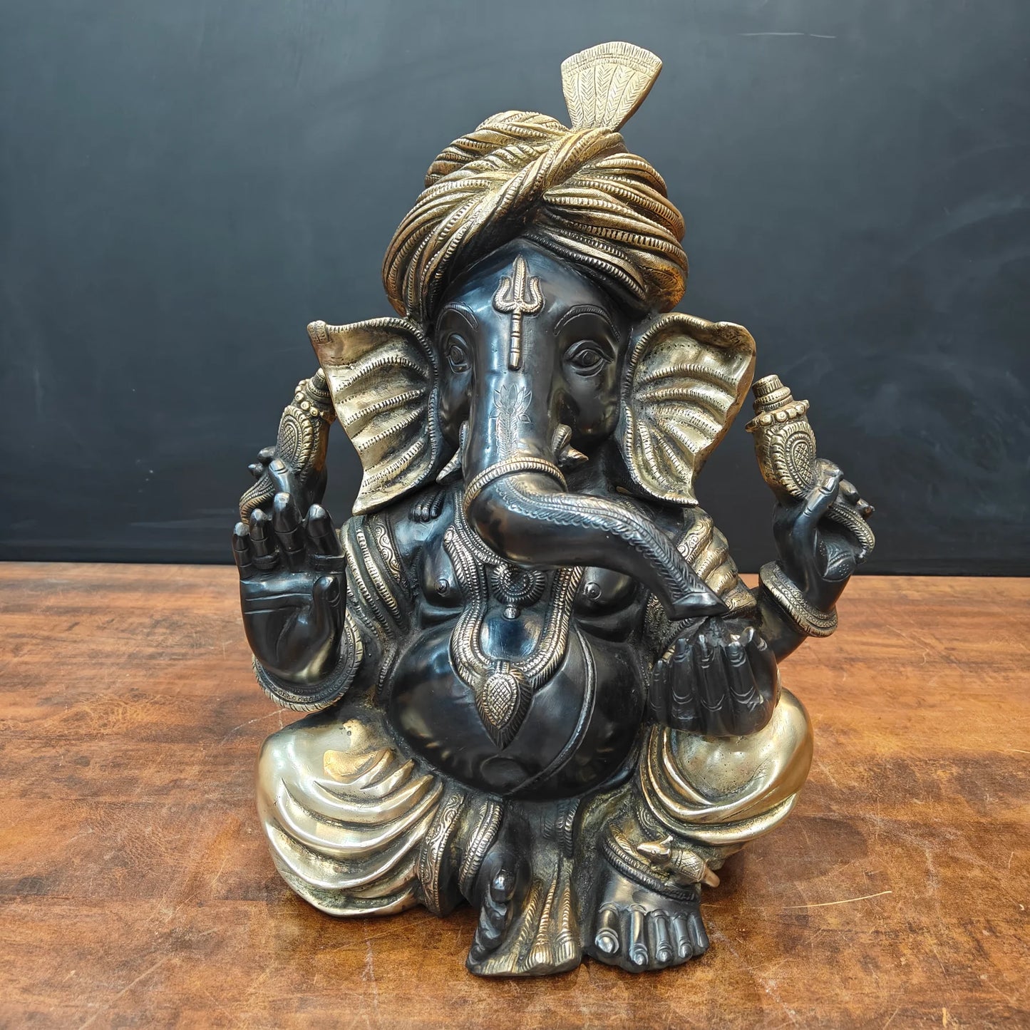ब्रासोरा® वृंदावन वेणुगोपाल कृष्ण पीतल की प्रतिमा मोर के साथ | एंटीक नीला और सुनहरा रंग | ऊँचाई 20 इंच