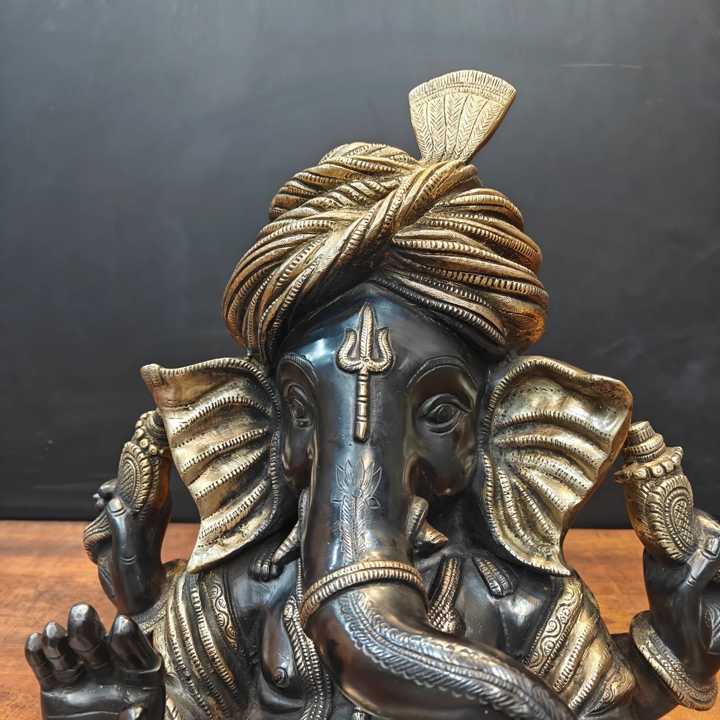 ब्रासोरा® वृंदावन वेणुगोपाल कृष्ण पीतल की प्रतिमा मोर के साथ | एंटीक नीला और सुनहरा रंग | ऊँचाई 20 इंच
