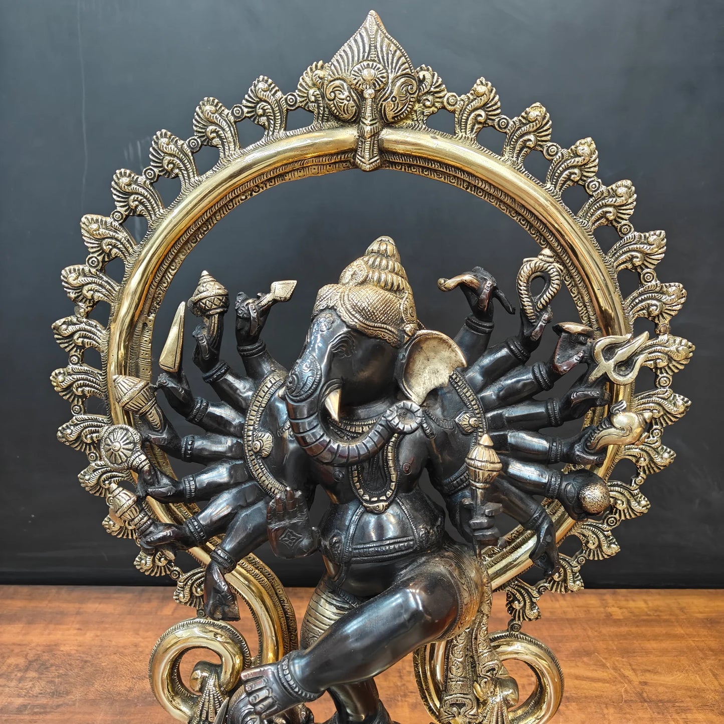 ब्रासोरा® वृंदावन वेणुगोपाल कृष्ण पीतल की प्रतिमा मोर के साथ | एंटीक नीला और सुनहरा रंग | ऊँचाई 20 इंच
