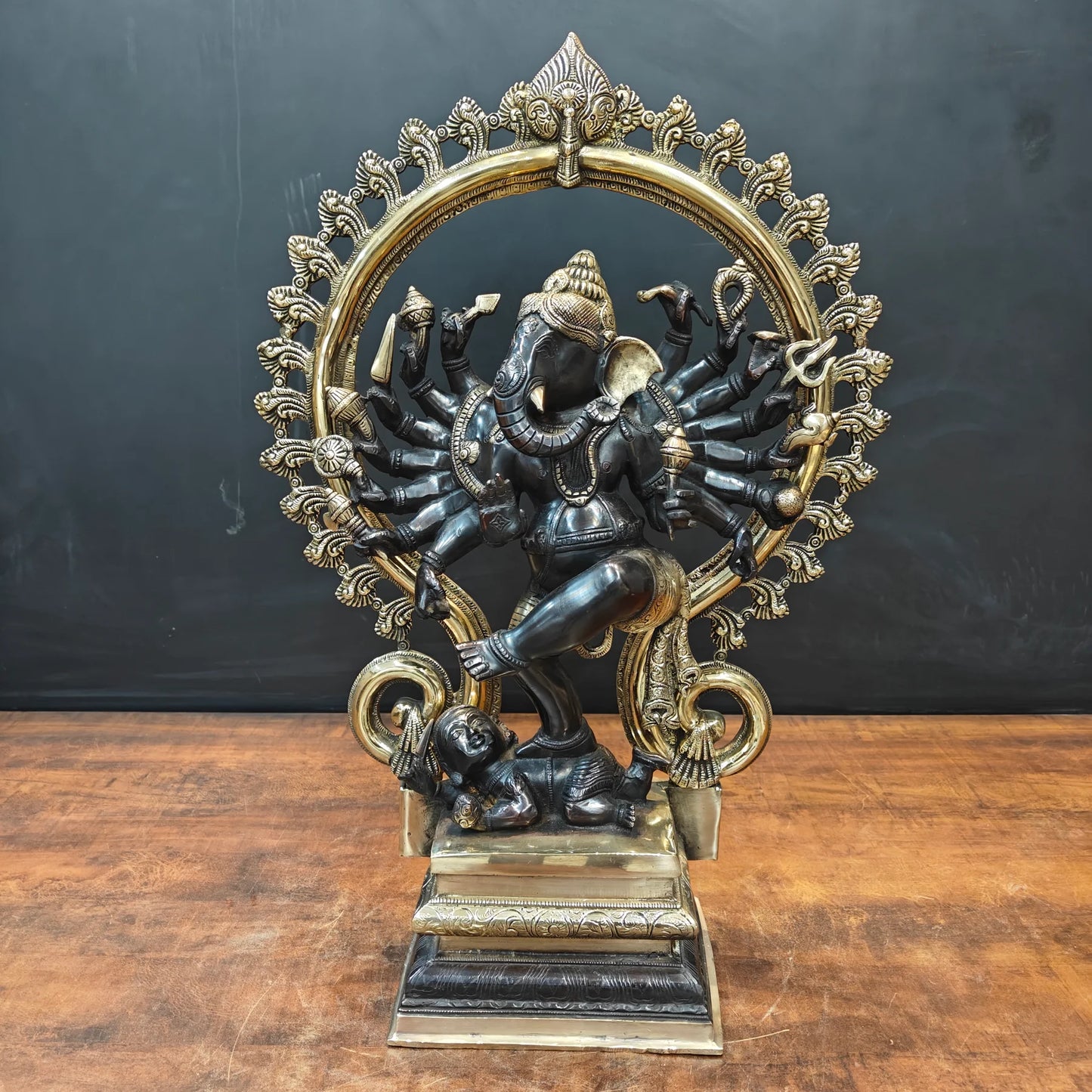 ब्रासोरा® वृंदावन वेणुगोपाल कृष्ण पीतल की प्रतिमा मोर के साथ | एंटीक नीला और सुनहरा रंग | ऊँचाई 20 इंच