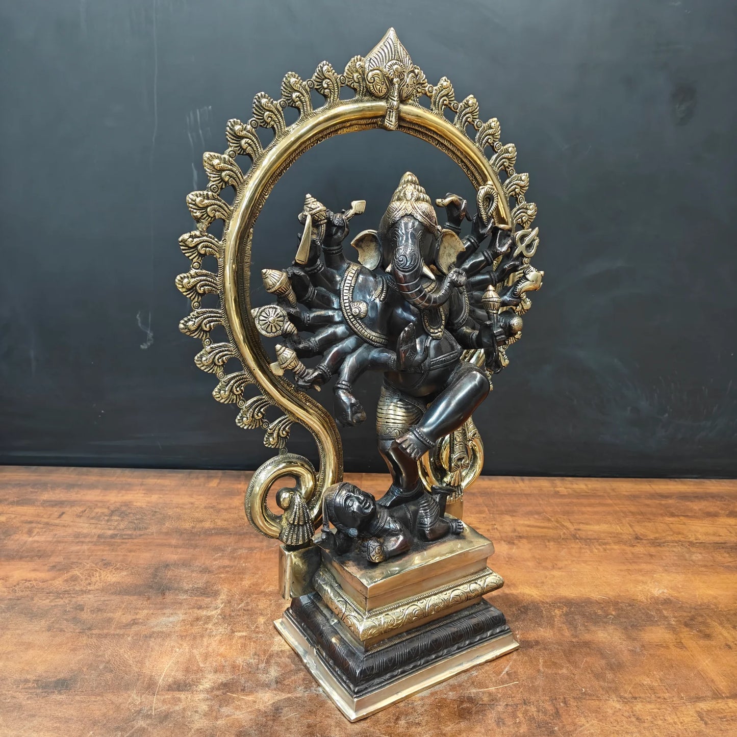 ब्रासोरा® वृंदावन वेणुगोपाल कृष्ण पीतल की प्रतिमा मोर के साथ | एंटीक नीला और सुनहरा रंग | ऊँचाई 20 इंच