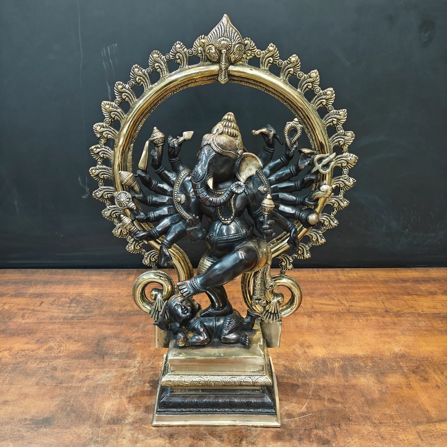 ब्रासोरा® वृंदावन वेणुगोपाल कृष्ण पीतल की प्रतिमा मोर के साथ | एंटीक नीला और सुनहरा रंग | ऊँचाई 20 इंच