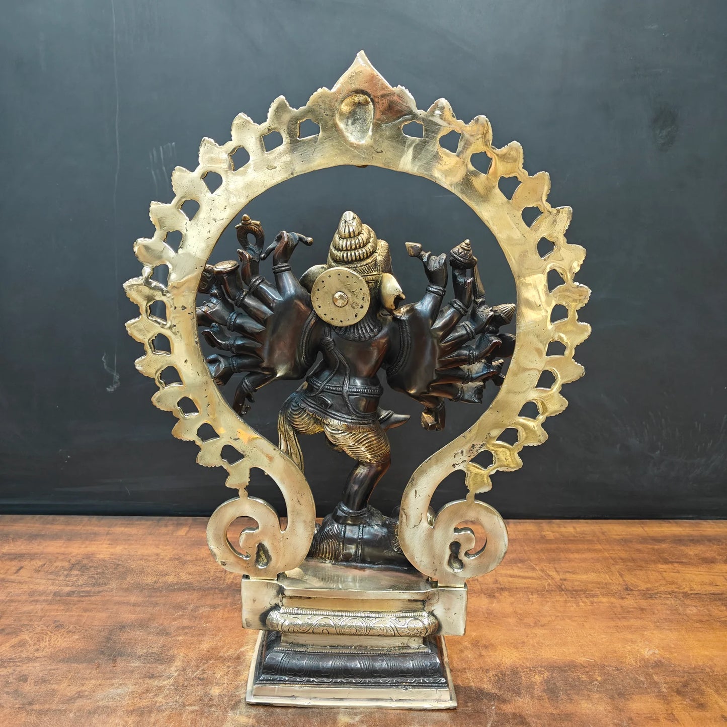 ब्रासोरा® वृंदावन वेणुगोपाल कृष्ण पीतल की प्रतिमा मोर के साथ | एंटीक नीला और सुनहरा रंग | ऊँचाई 20 इंच