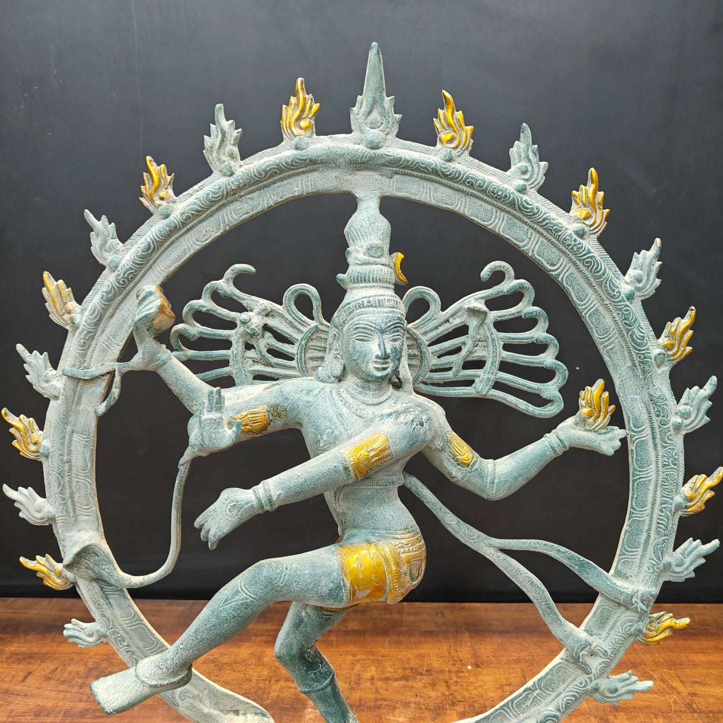 ब्रासोरा® वृंदावन वेणुगोपाल कृष्ण पीतल की प्रतिमा मोर के साथ | एंटीक नीला और सुनहरा रंग | ऊँचाई 20 इंच