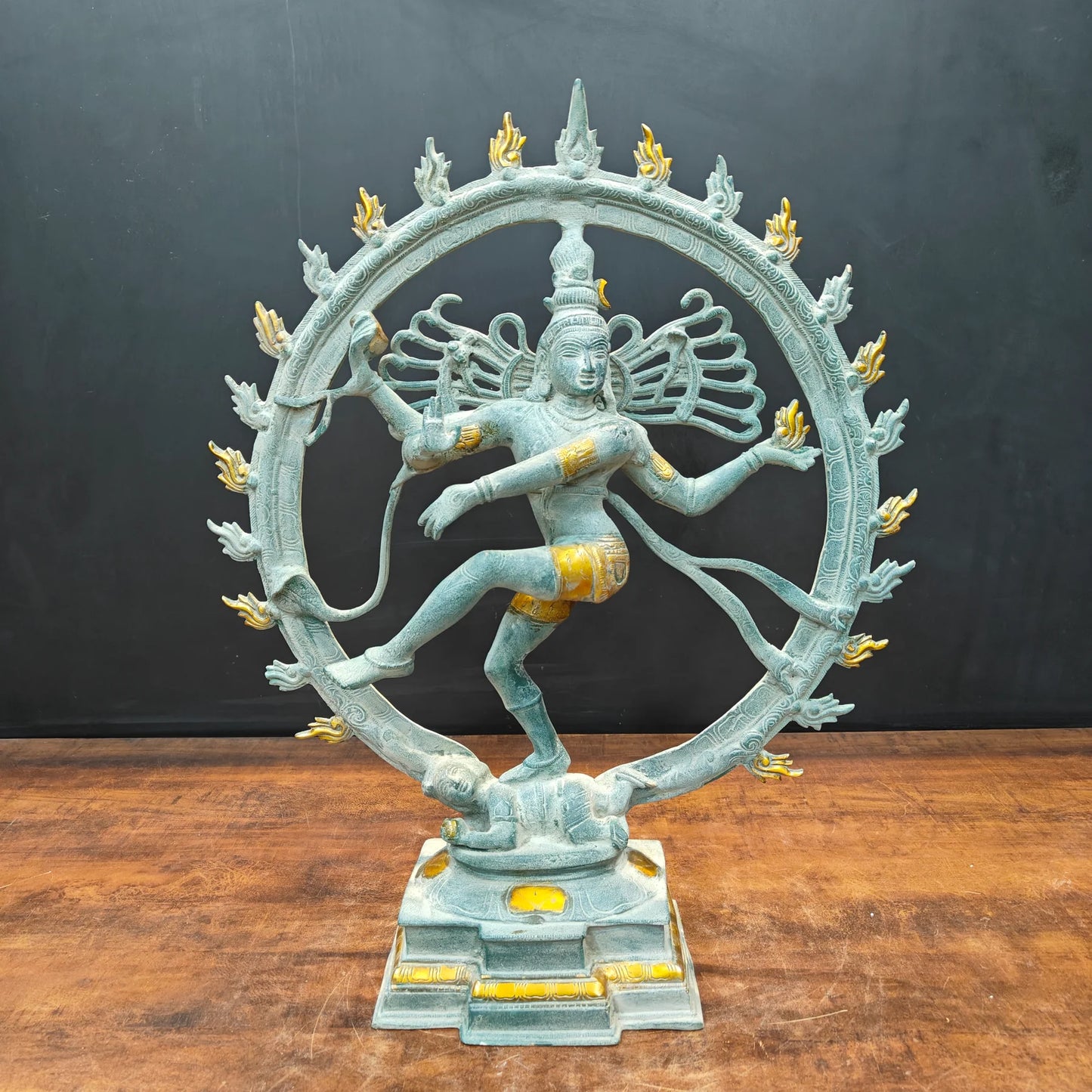 ब्रासोरा® वृंदावन वेणुगोपाल कृष्ण पीतल की प्रतिमा मोर के साथ | एंटीक नीला और सुनहरा रंग | ऊँचाई 20 इंच